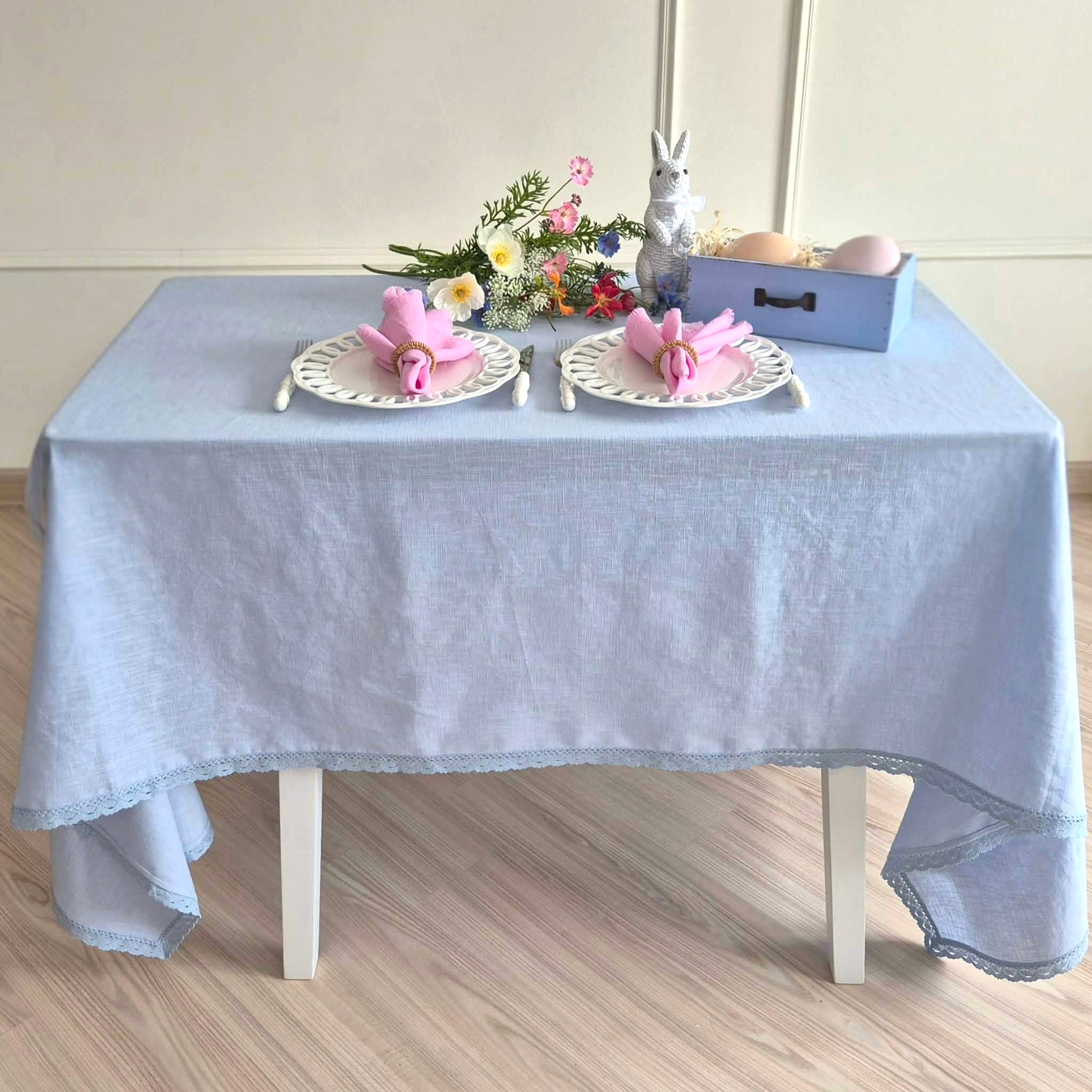 Šviesiai mėlyna lininė staltiesė „Blue Breeze“