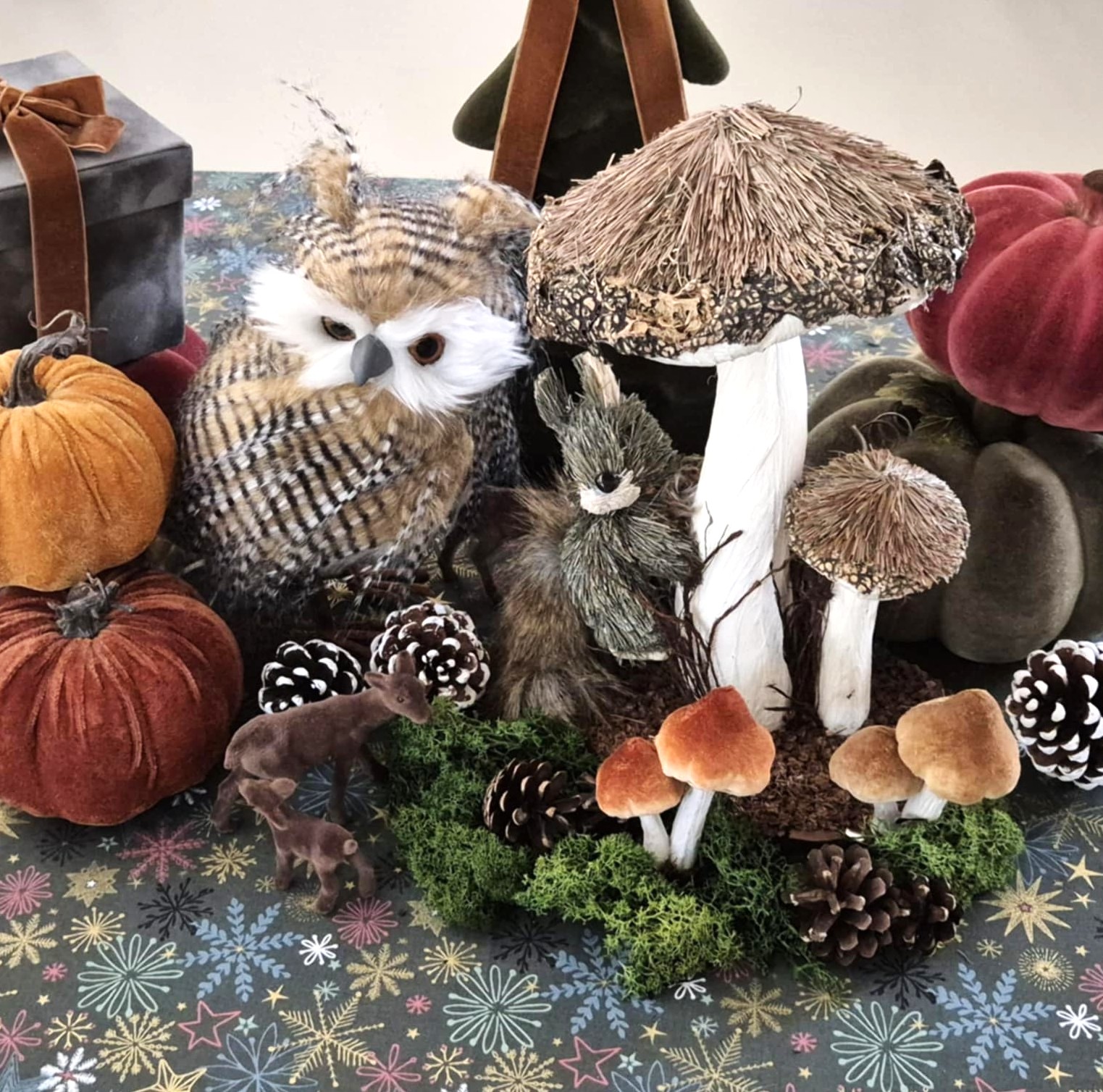 Natūralaus pluošto dekoratyvinė voveraitė ant grybų (1 vnt.)