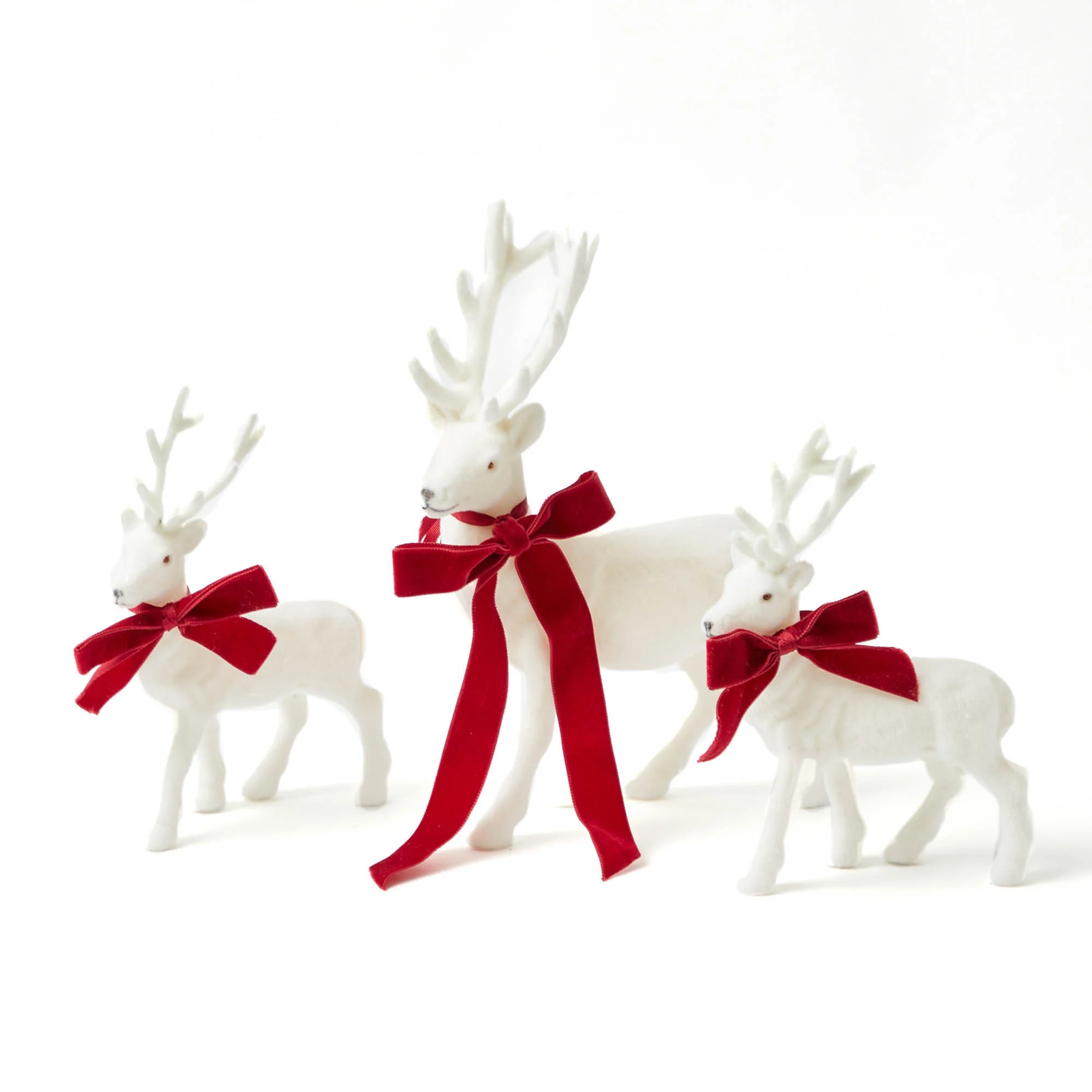 Baltų aksominių elnių šeima su raudonais kaspinais (3 vnt.)