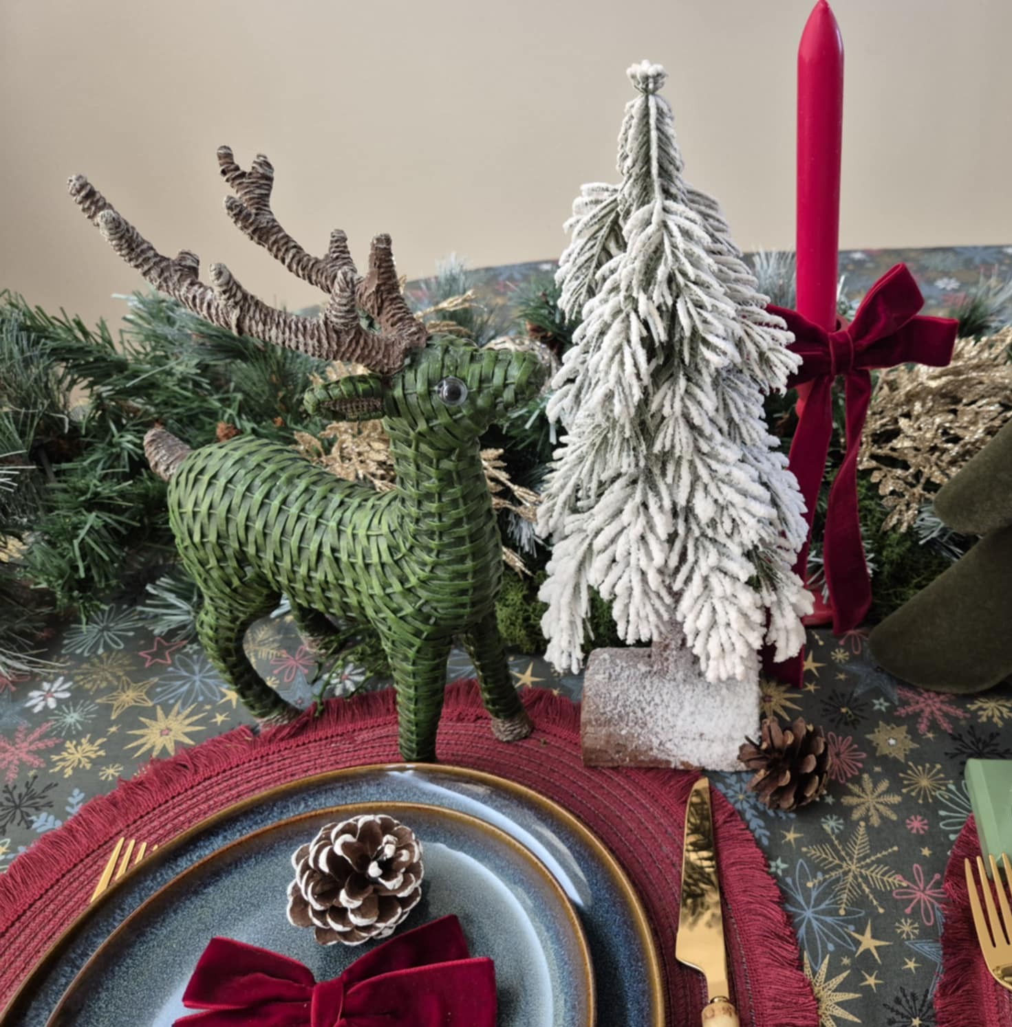 Miško žalumos rotango elnias (1 vnt.)