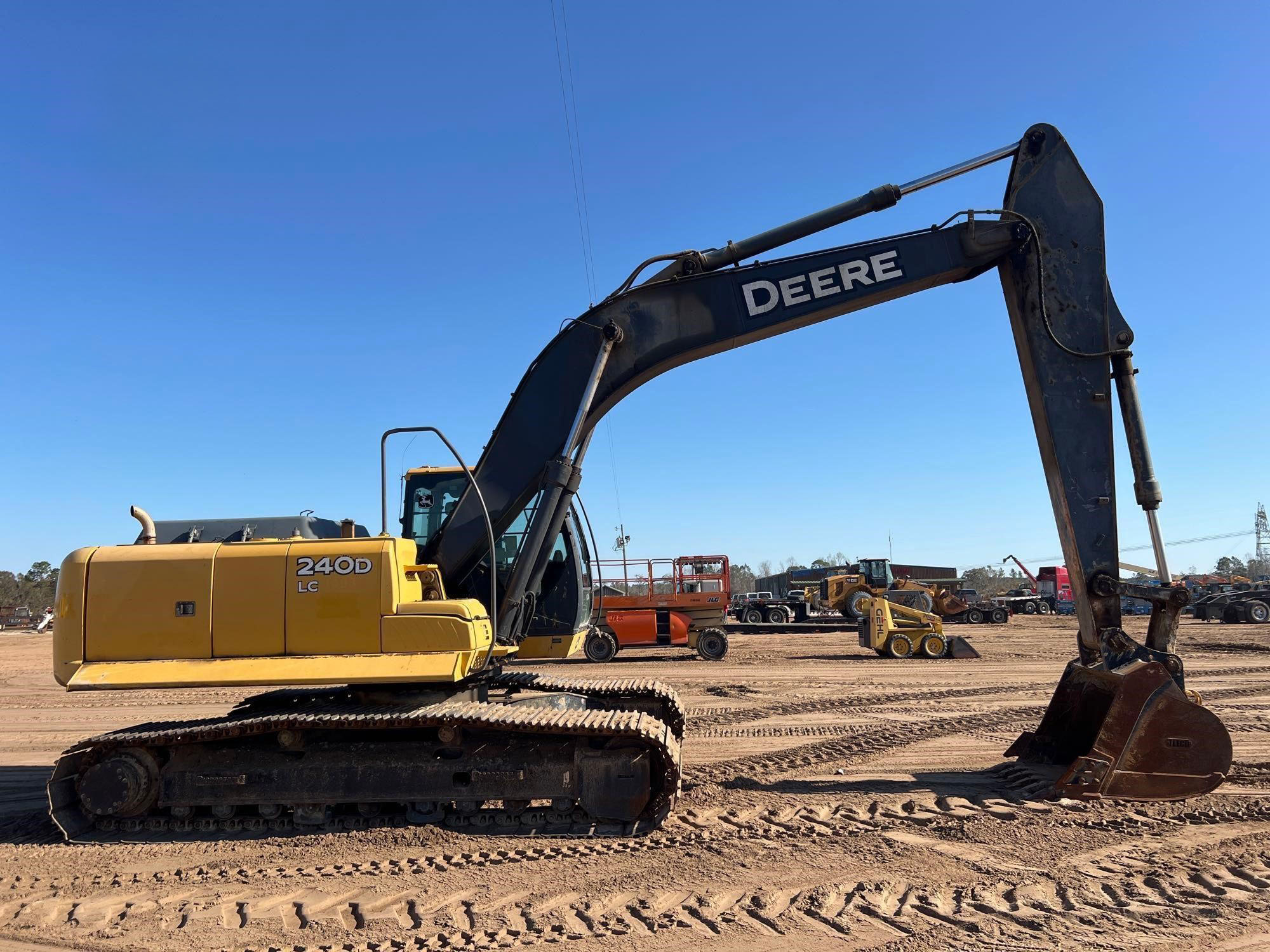 2010 DEERE 240D LC
