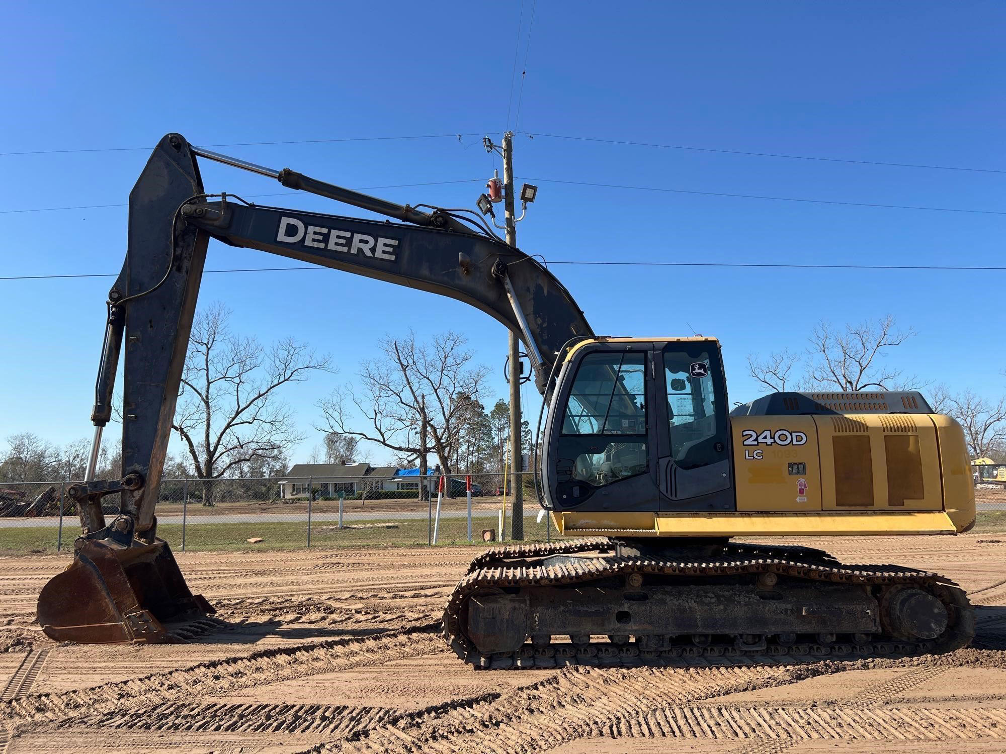 2010 DEERE 240D LC