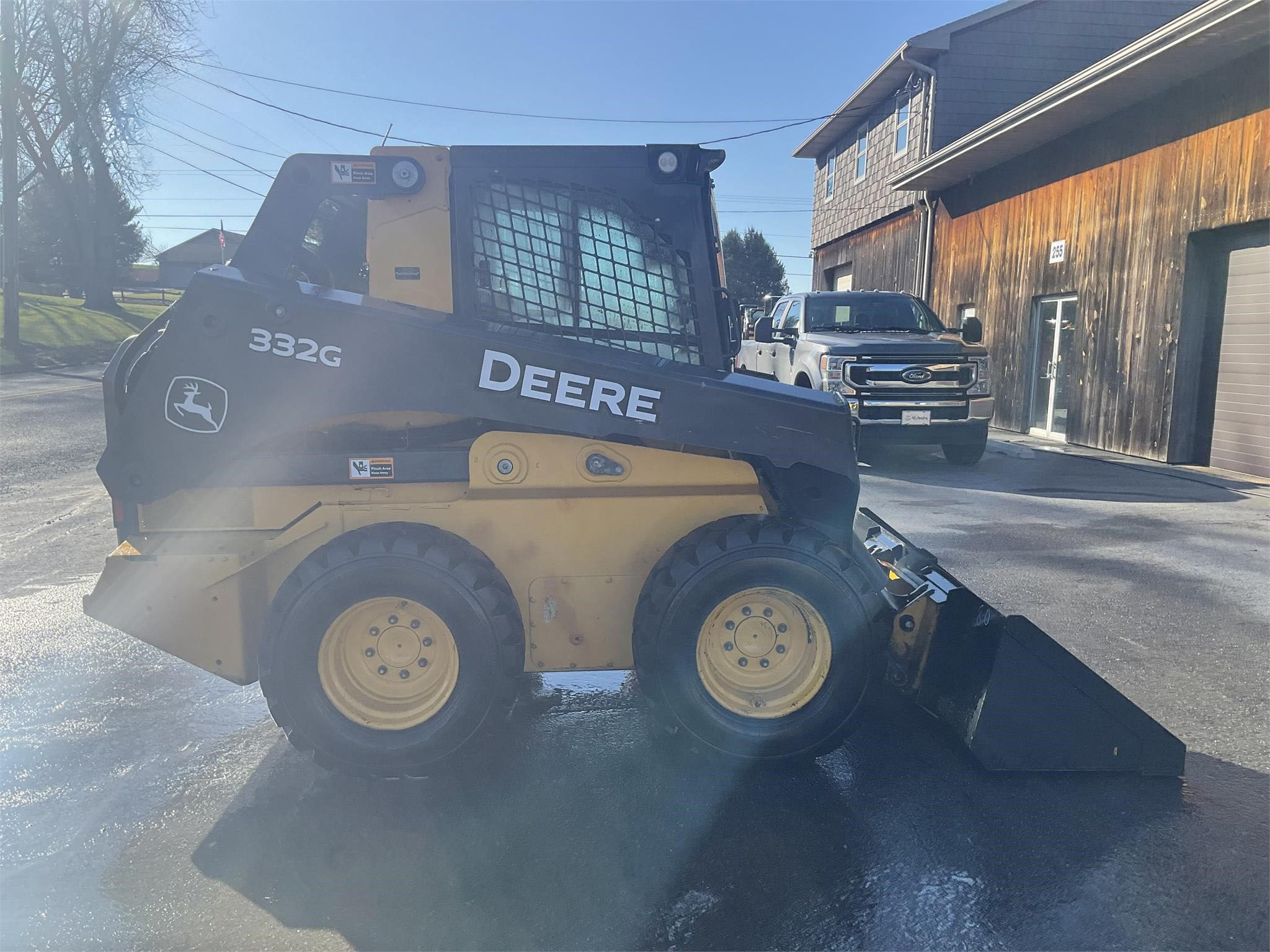 2017 DEERE 332G
