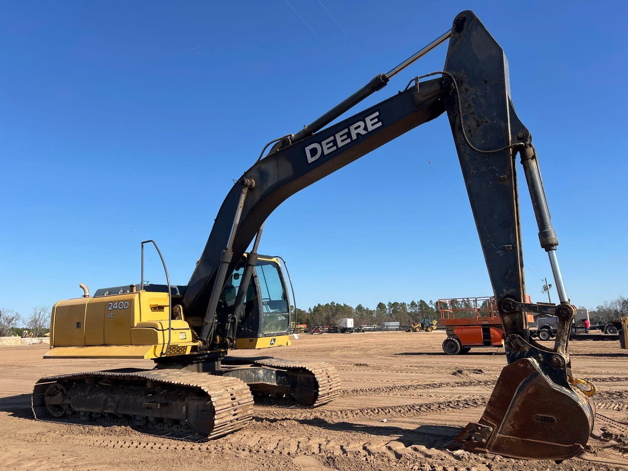 2010 DEERE 240D LC