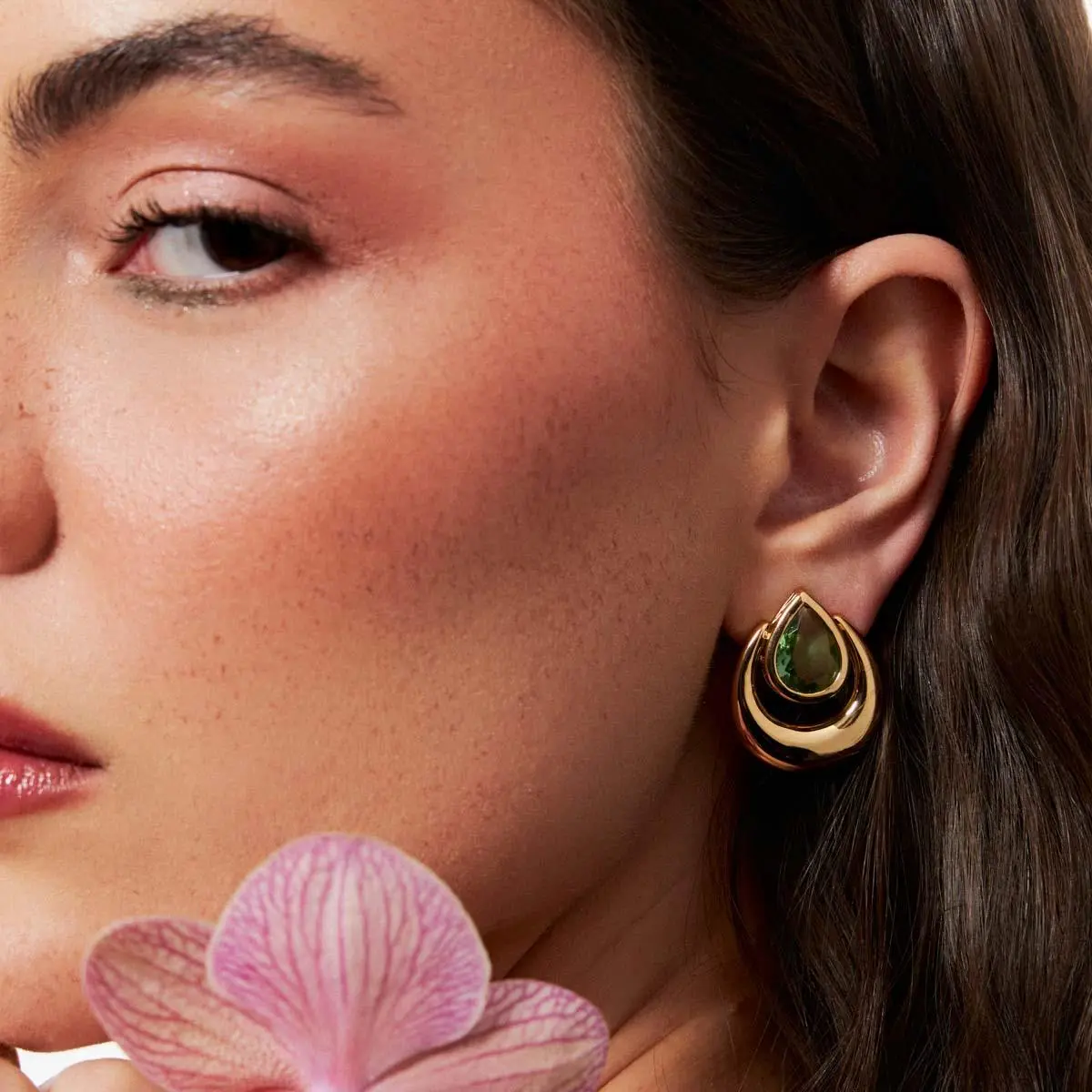 Brincos banhado a ouro com pedra verde