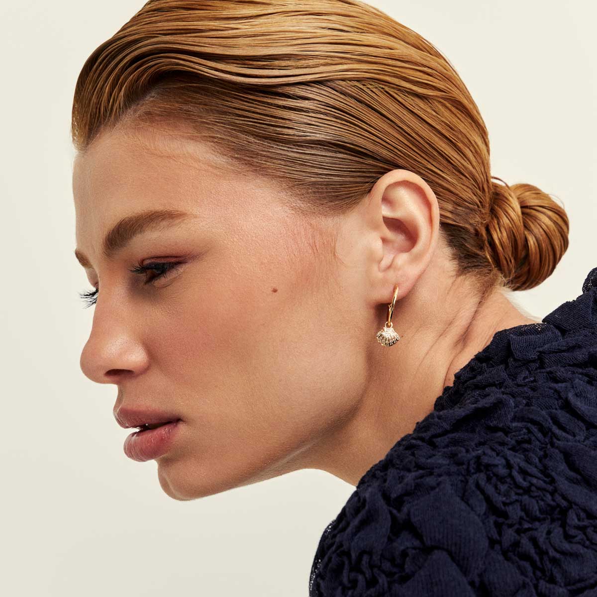 Brincos de argola com pingente de concha