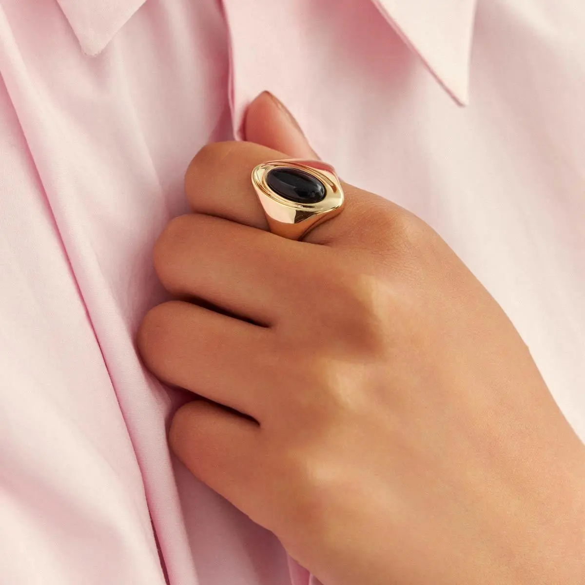 Anel de ouro com cristal preto 