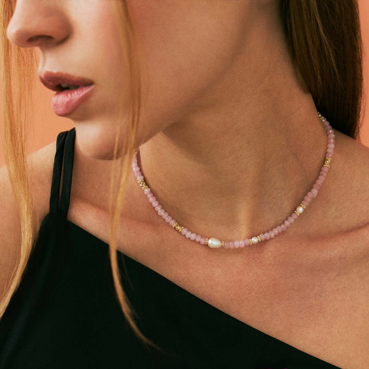 Colar de pedras rosa com detalhes dourados