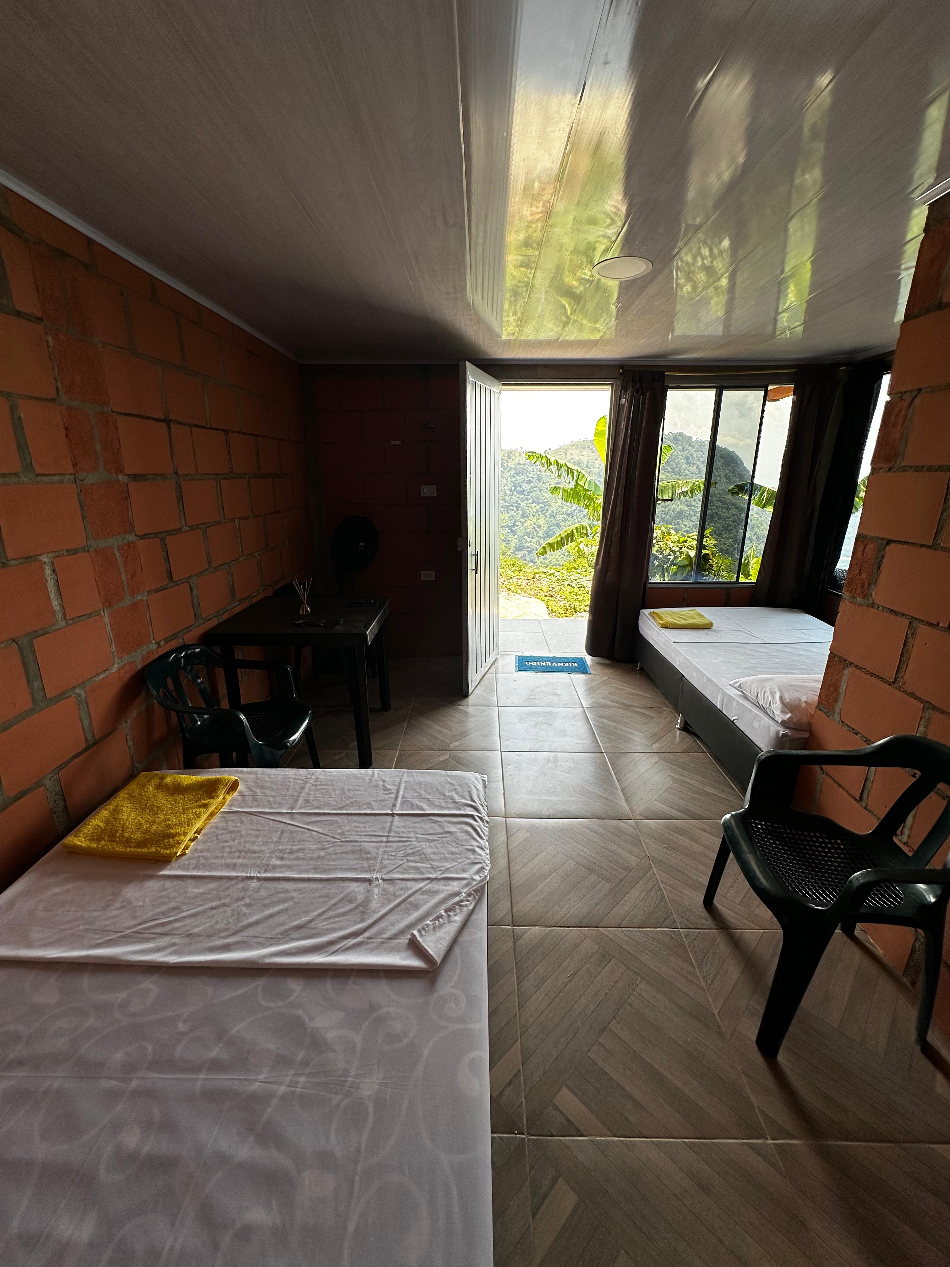 Cabaña Rural con Vista al Embalse, capacidad para 4 personas