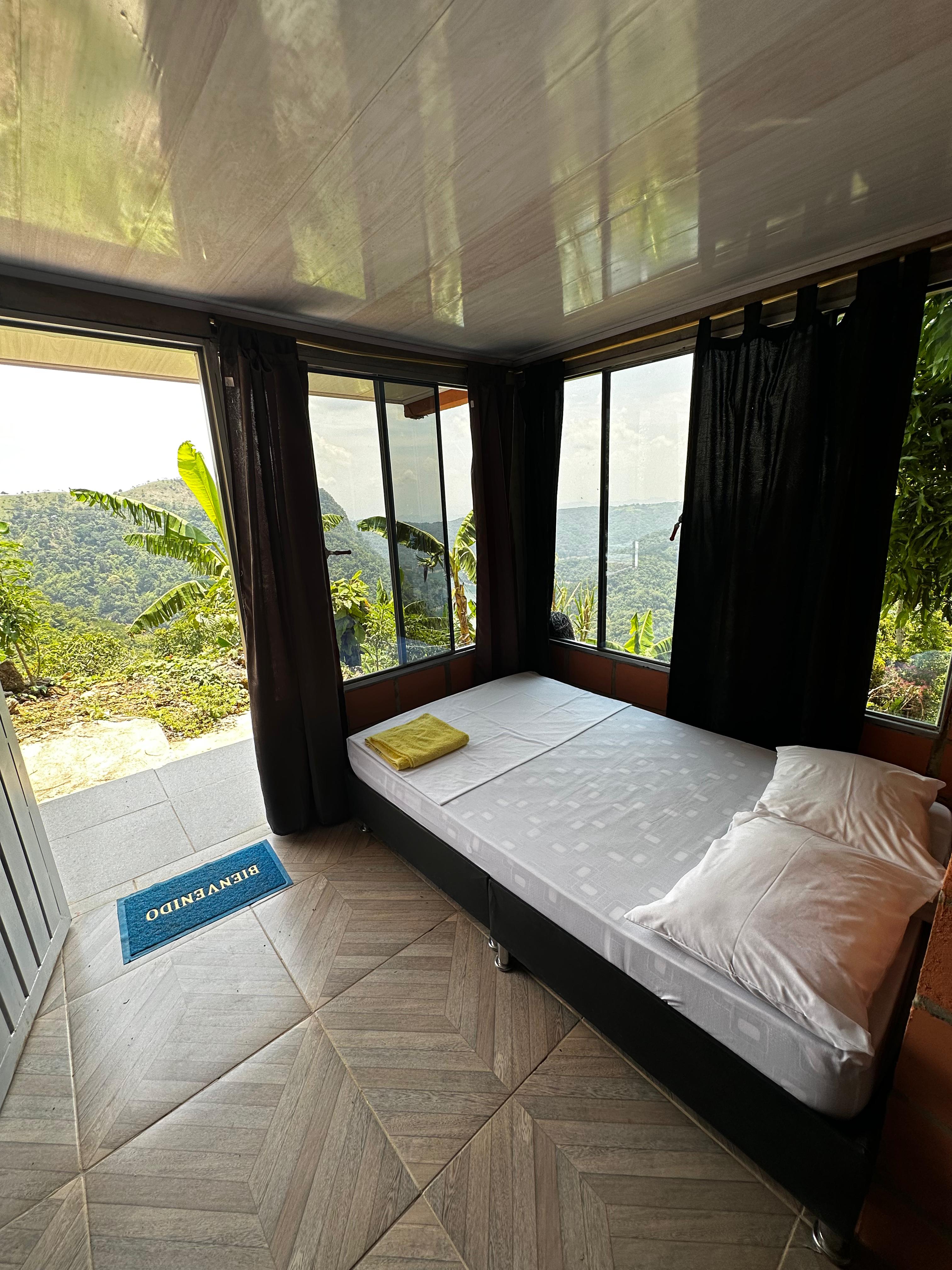 Cabaña Rural con Vista al Embalse, capacidad para 4 personas