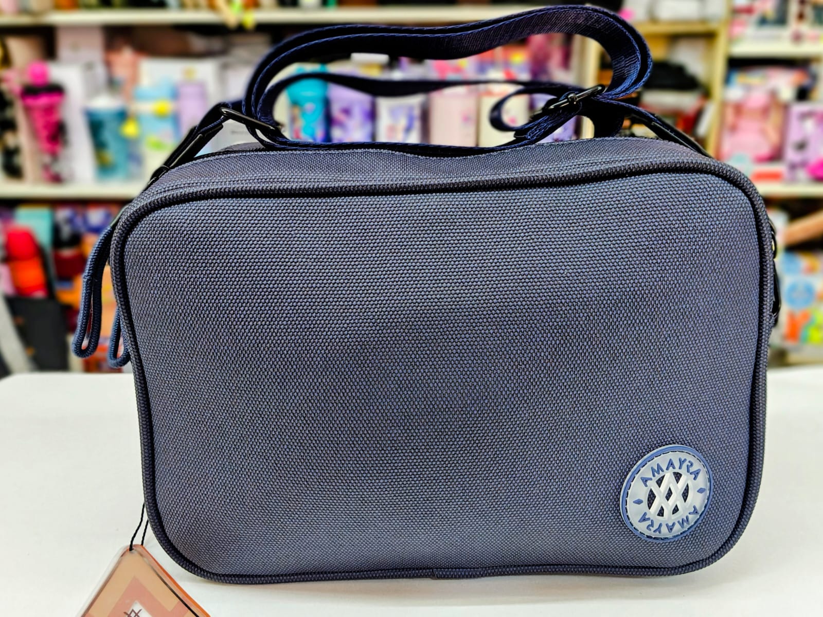 Bolso gris de tela resistente