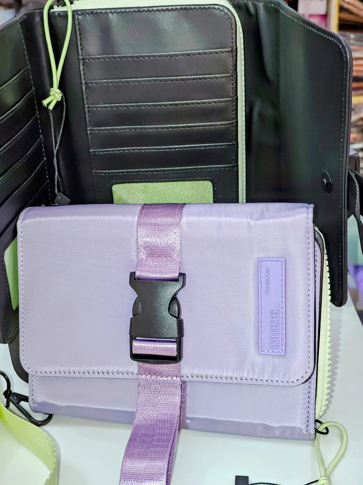 Bolso de mano violeta