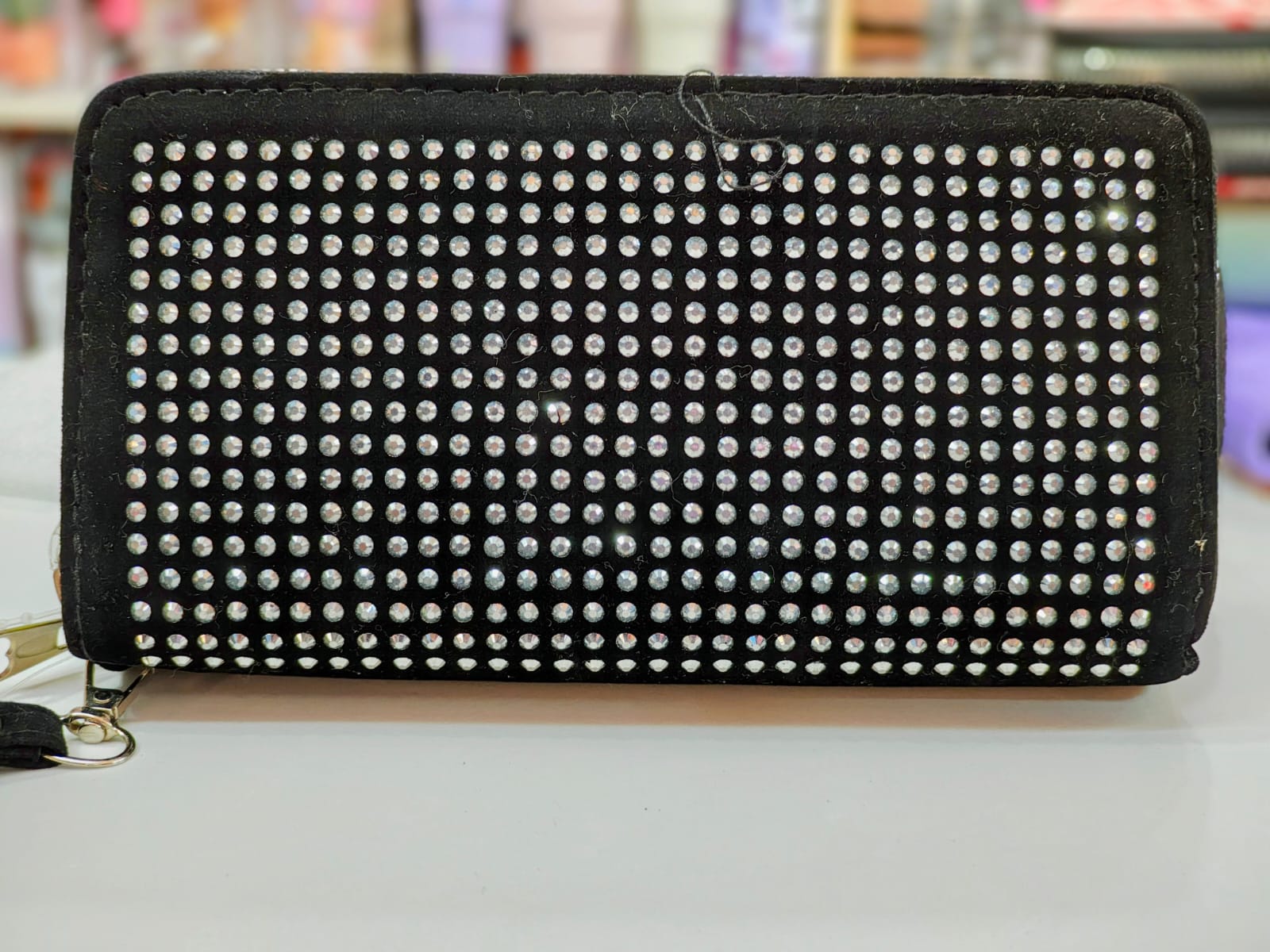 Cartera negra con pedrería Iris moda