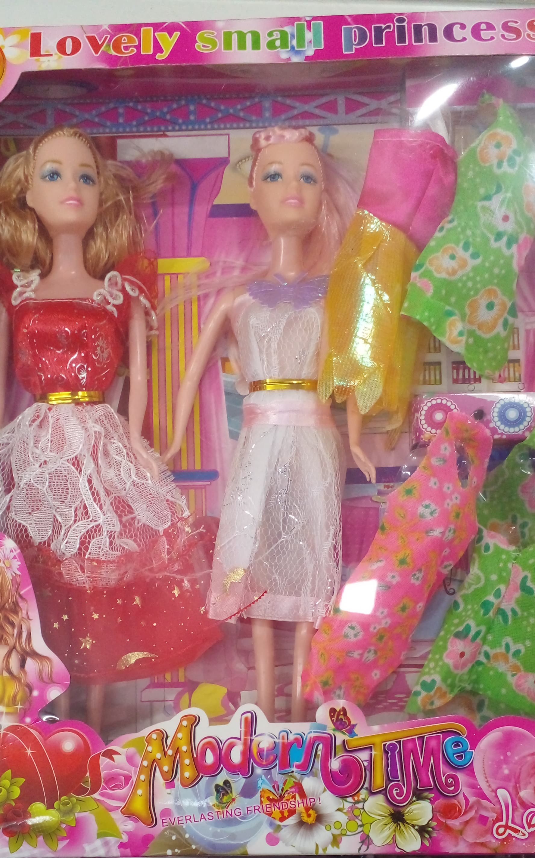 Muñecas modernas con vestidos y accesorios