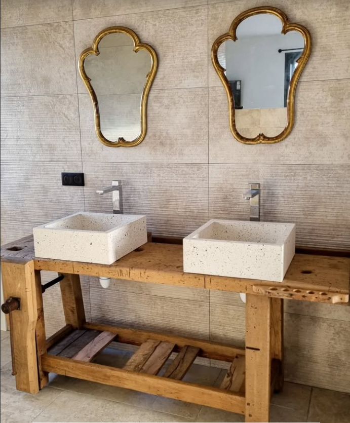 Meuble de salle de bain en bois ancien