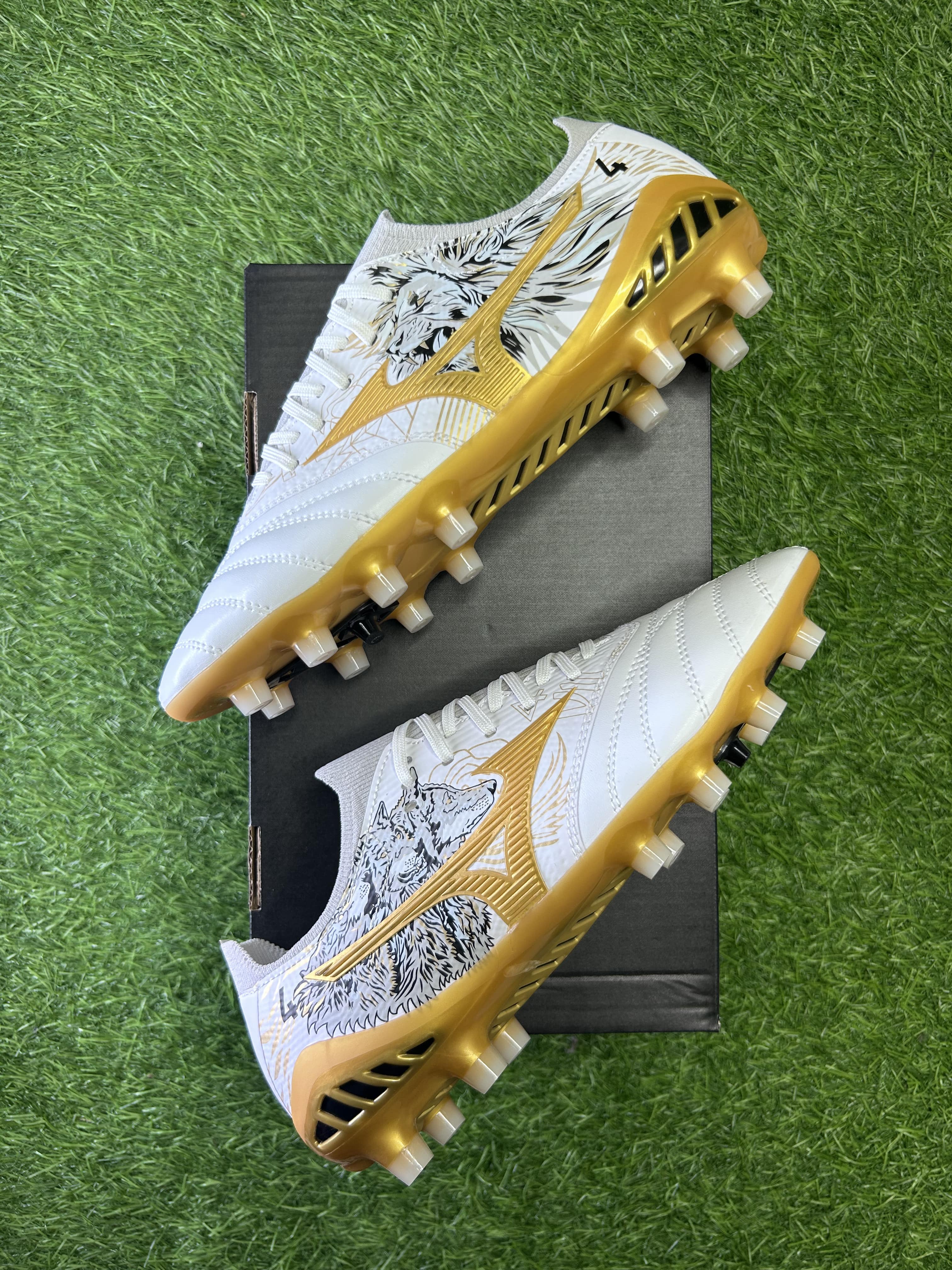 Mizuno White Gold colourway