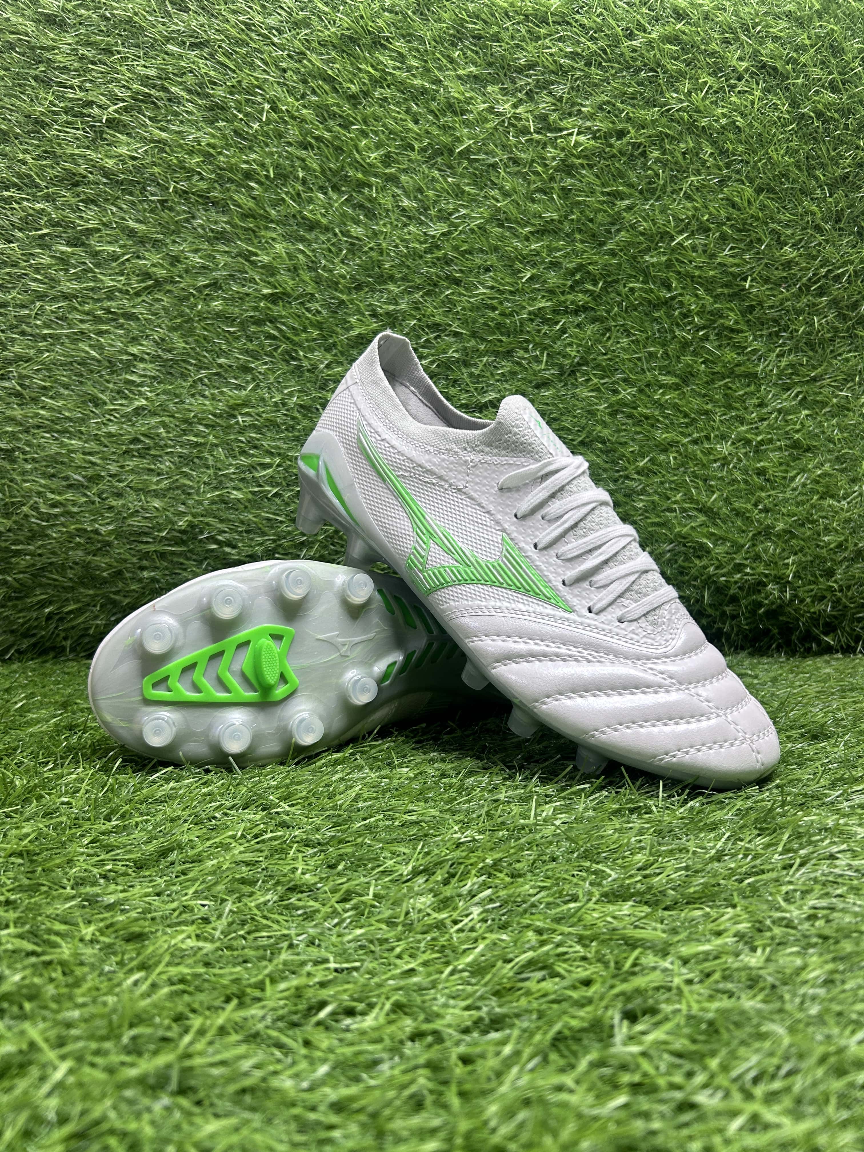 Mizuno White  Green colourway