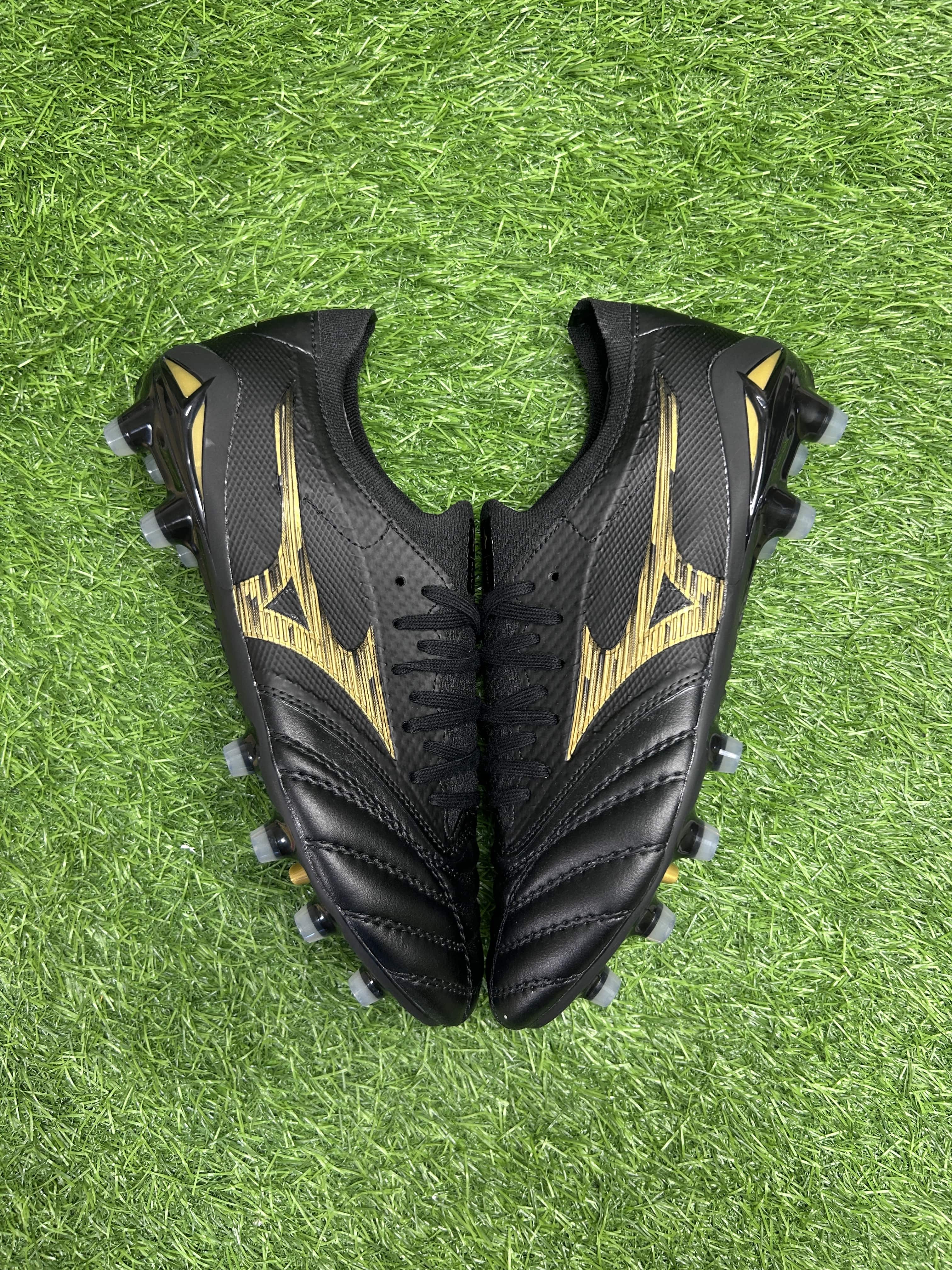 Mizuno Black Gold colourway