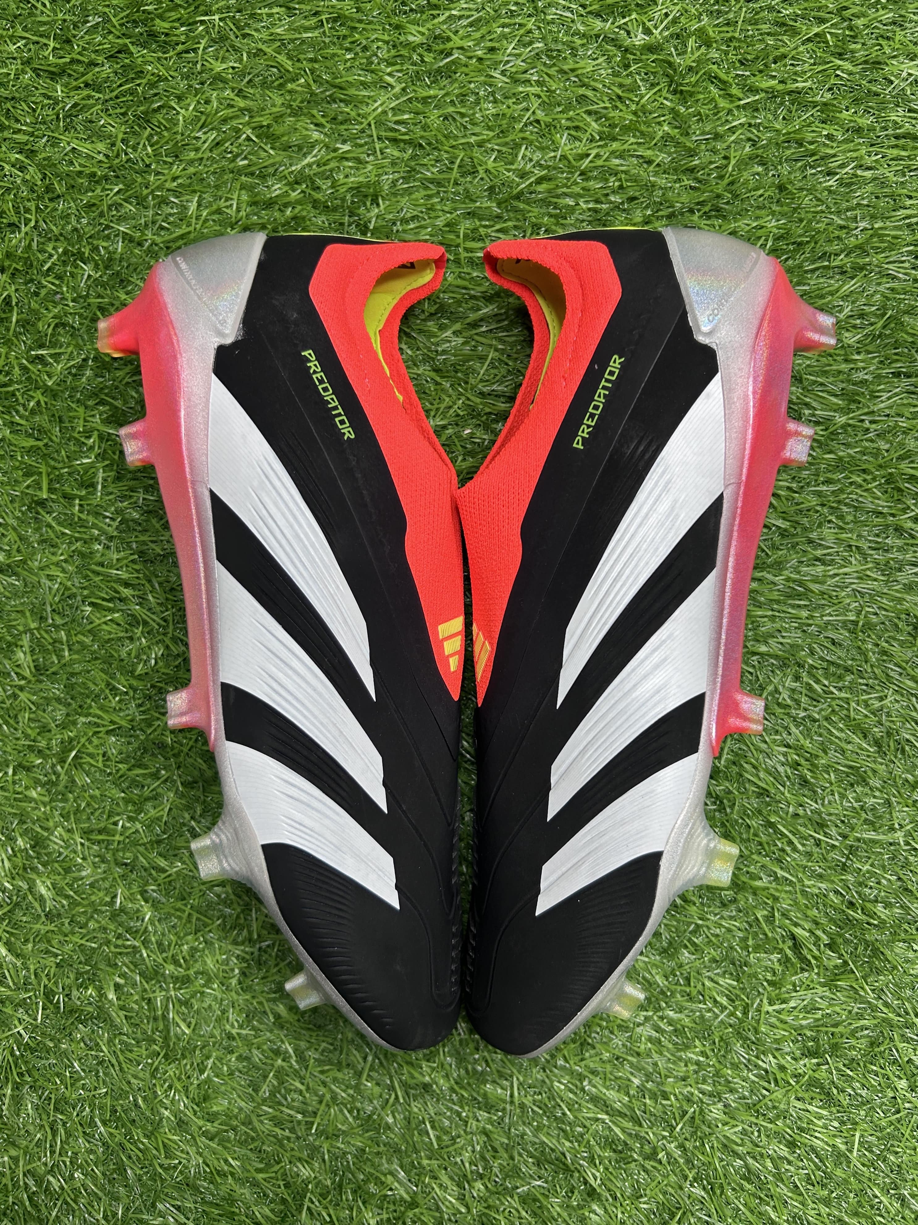 Predator 30 Orange colourway laceless