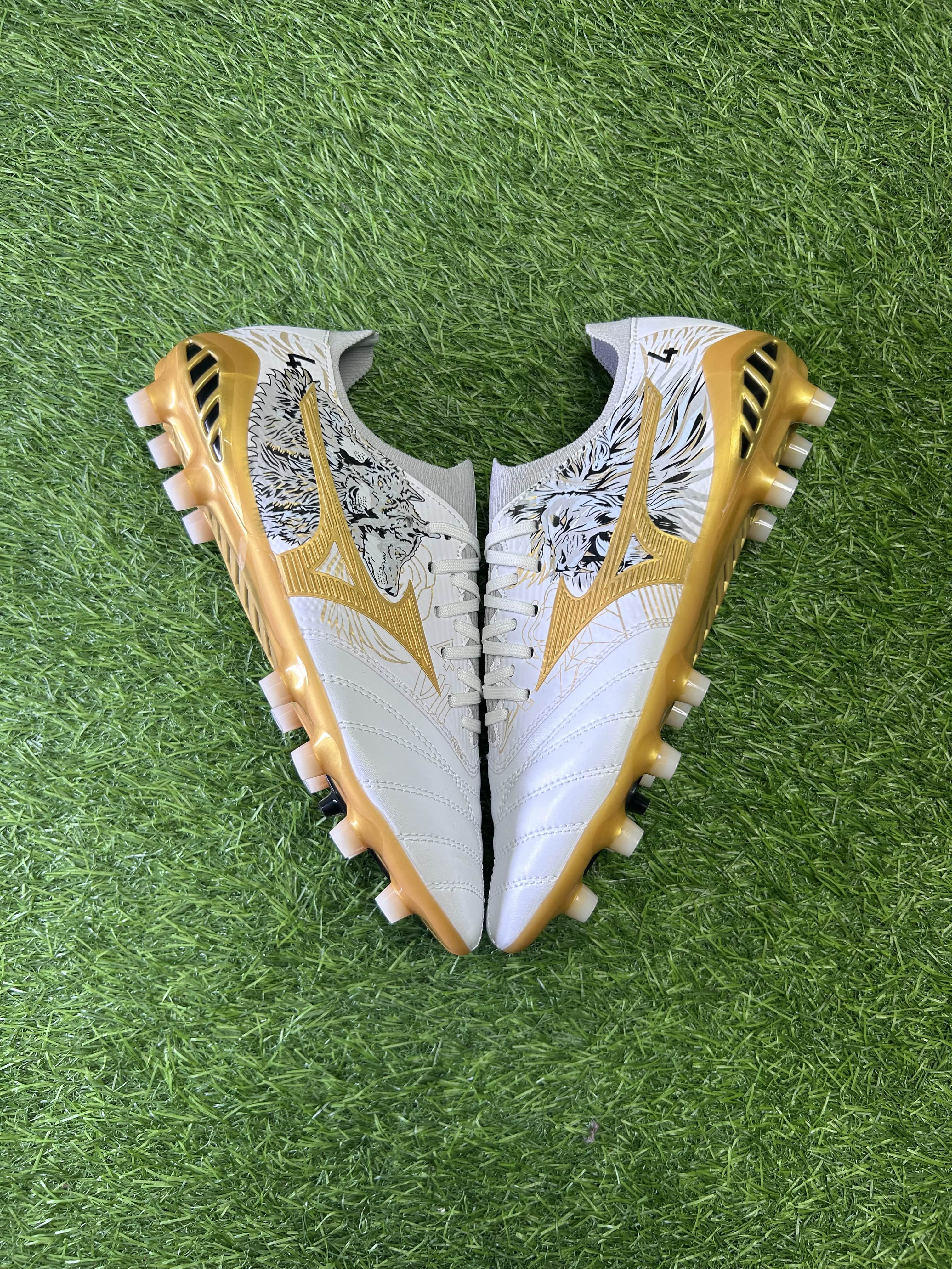 Mizuno White Gold colourway