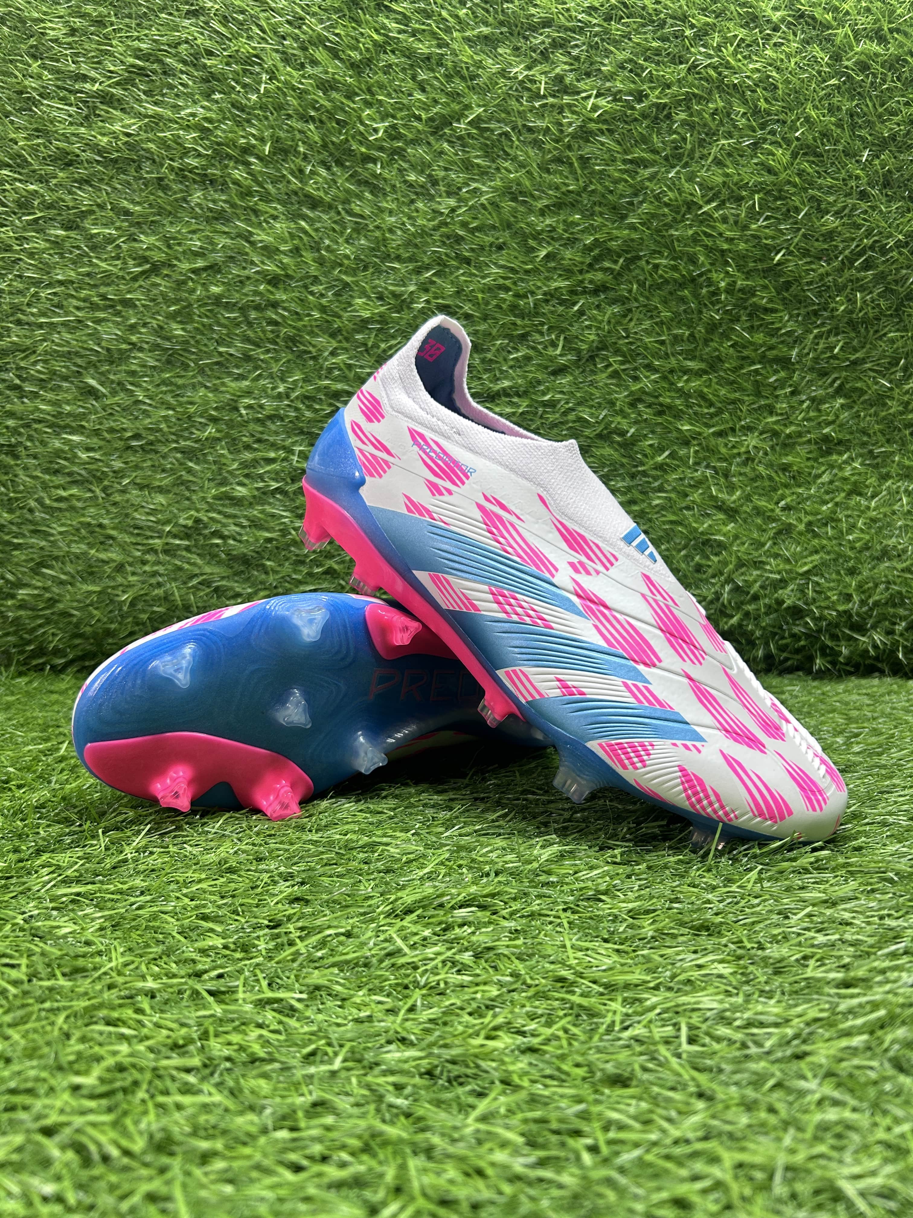 Predator 30 Bluepink Colourway Laceless