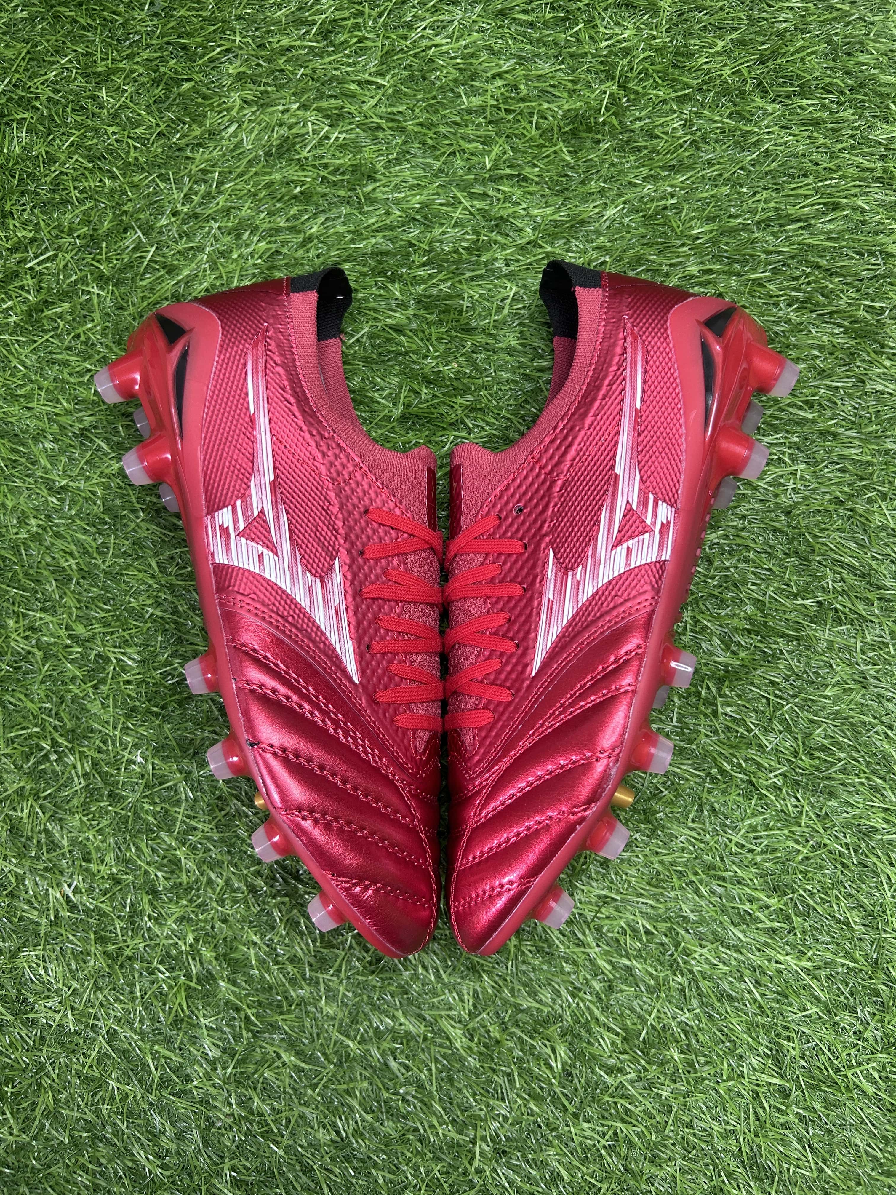 Mizuno Red White  colourway