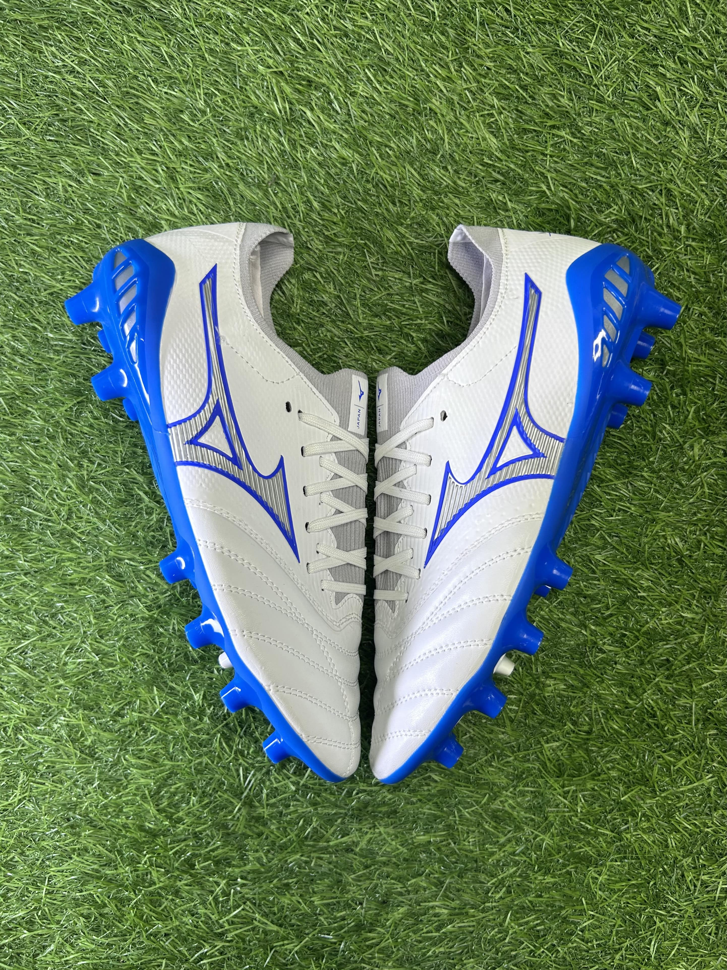 Mizuno White Blue colourway