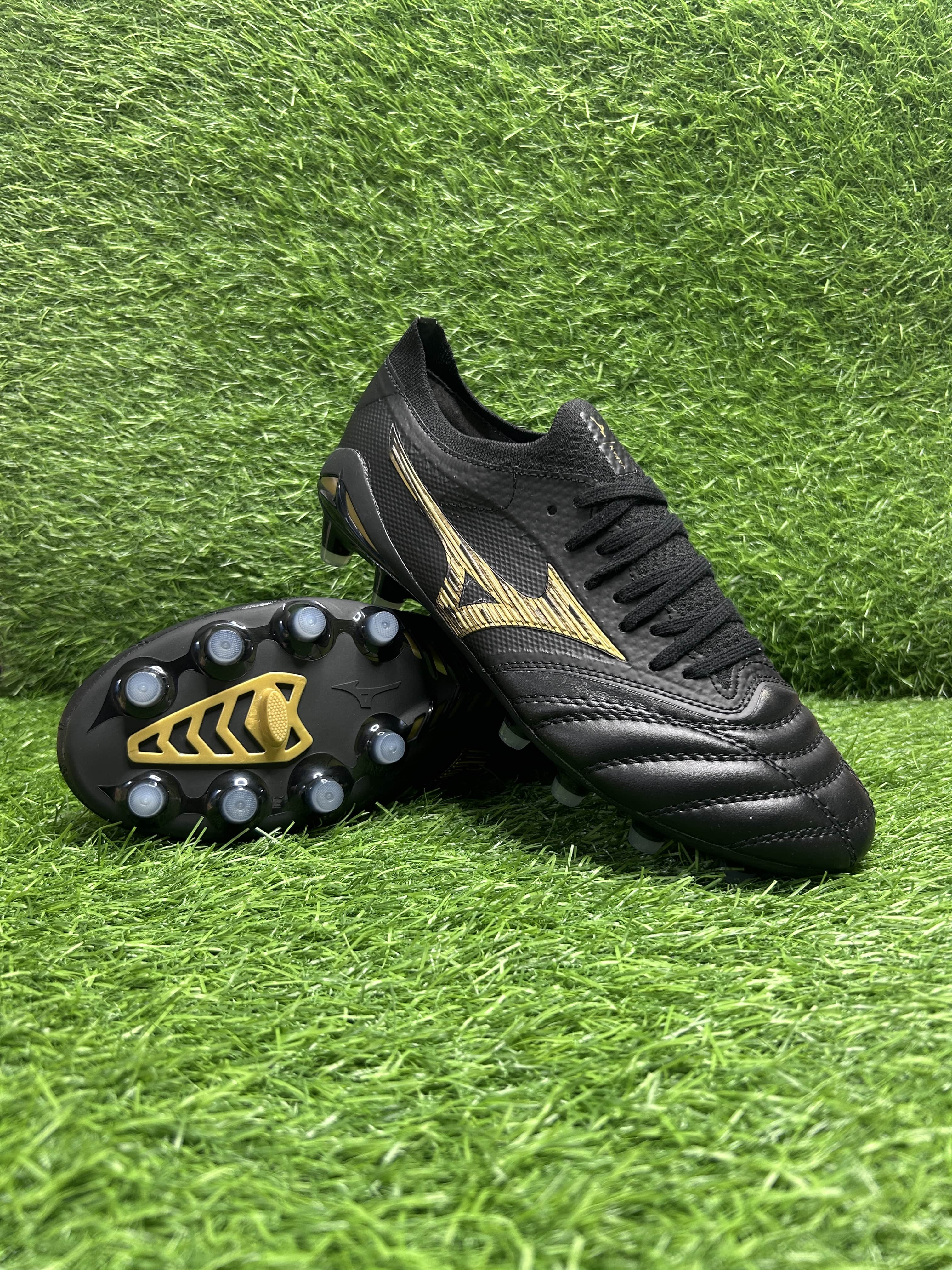 Mizuno Black Gold colourway