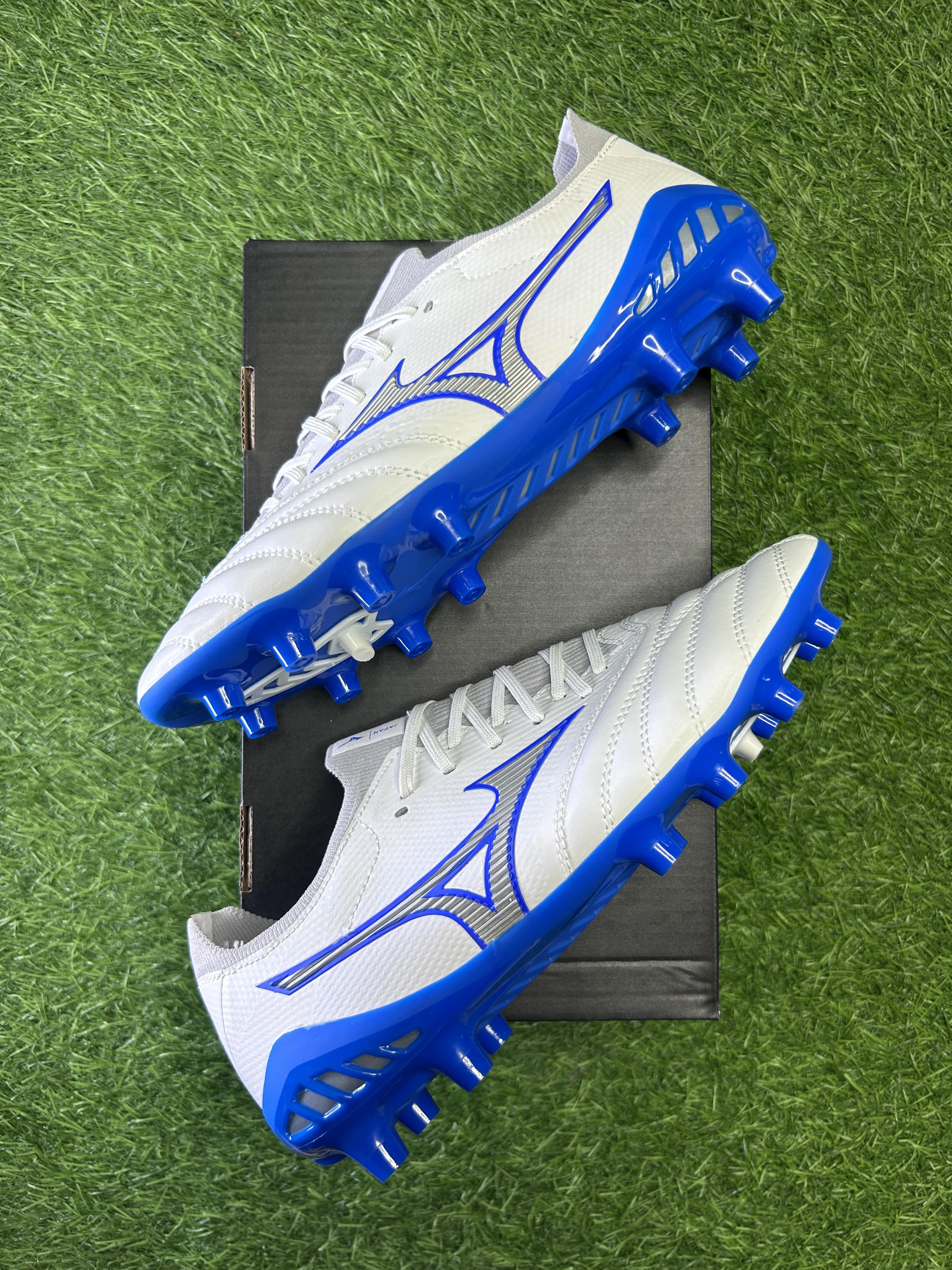 Mizuno White Blue colourway