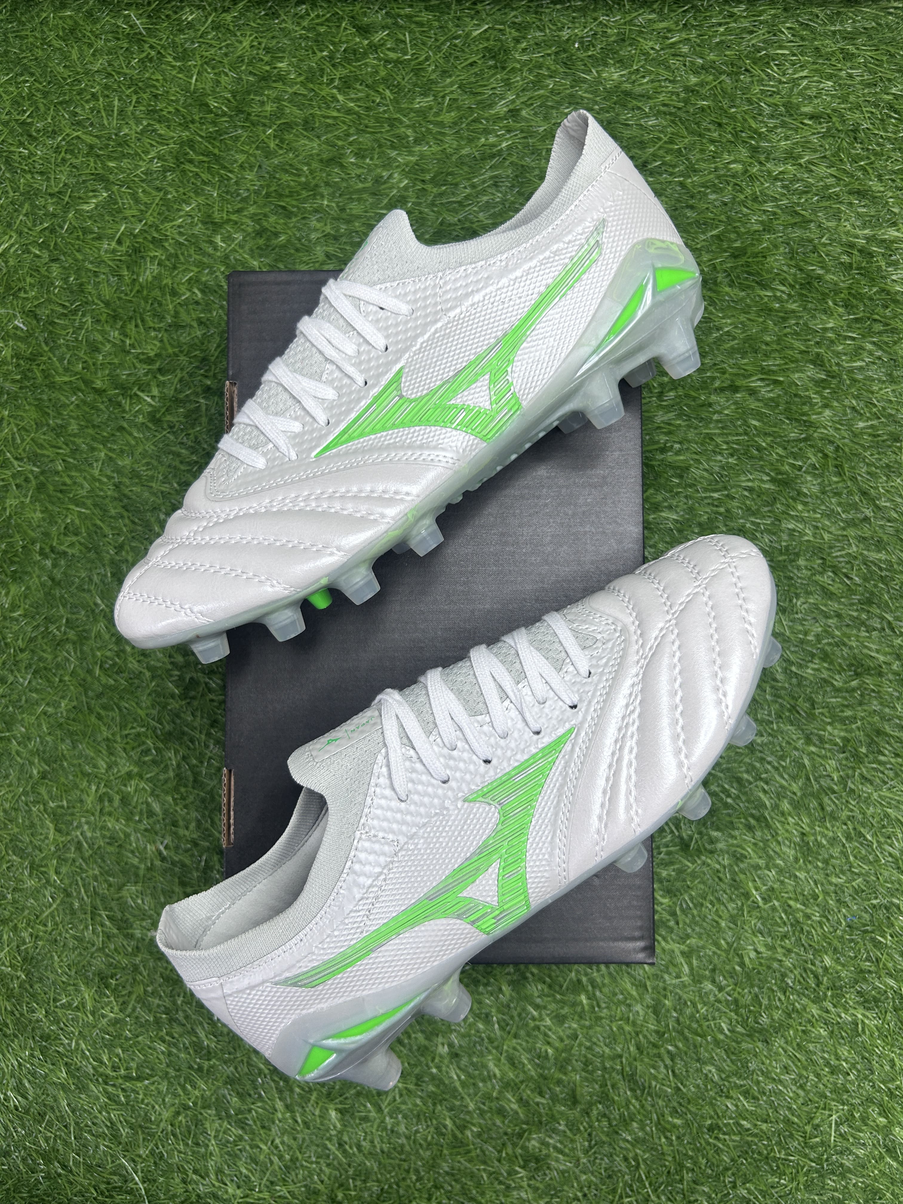 Mizuno White  Green colourway