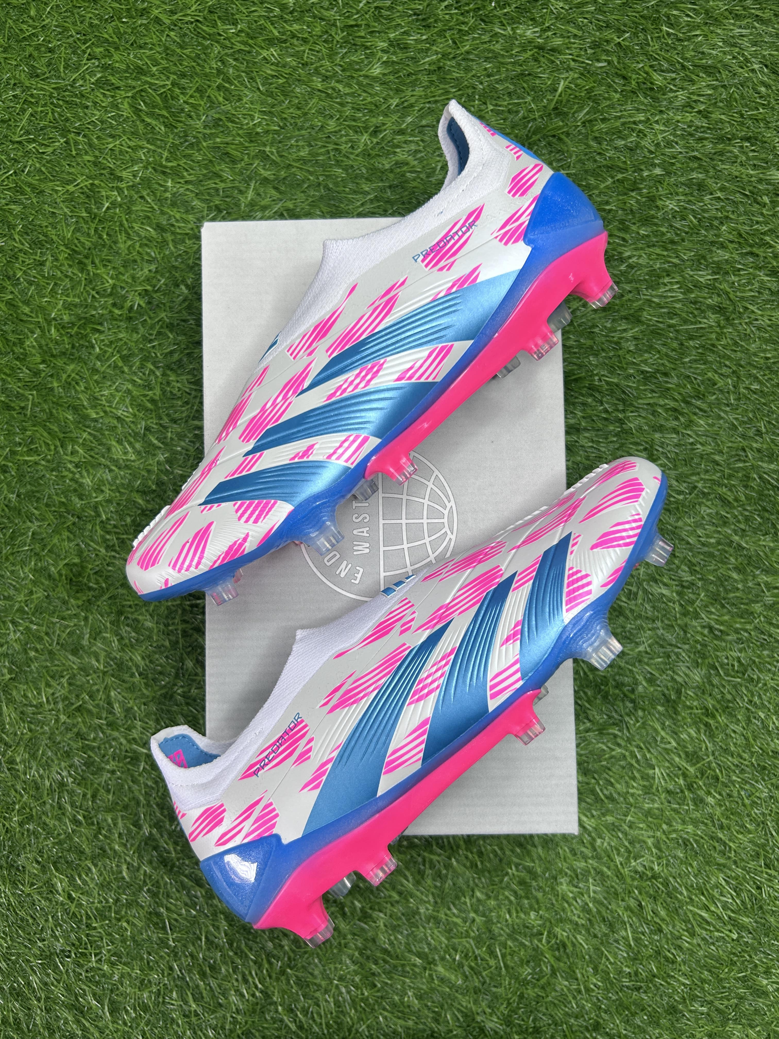 Predator 30 Bluepink Colourway Laceless
