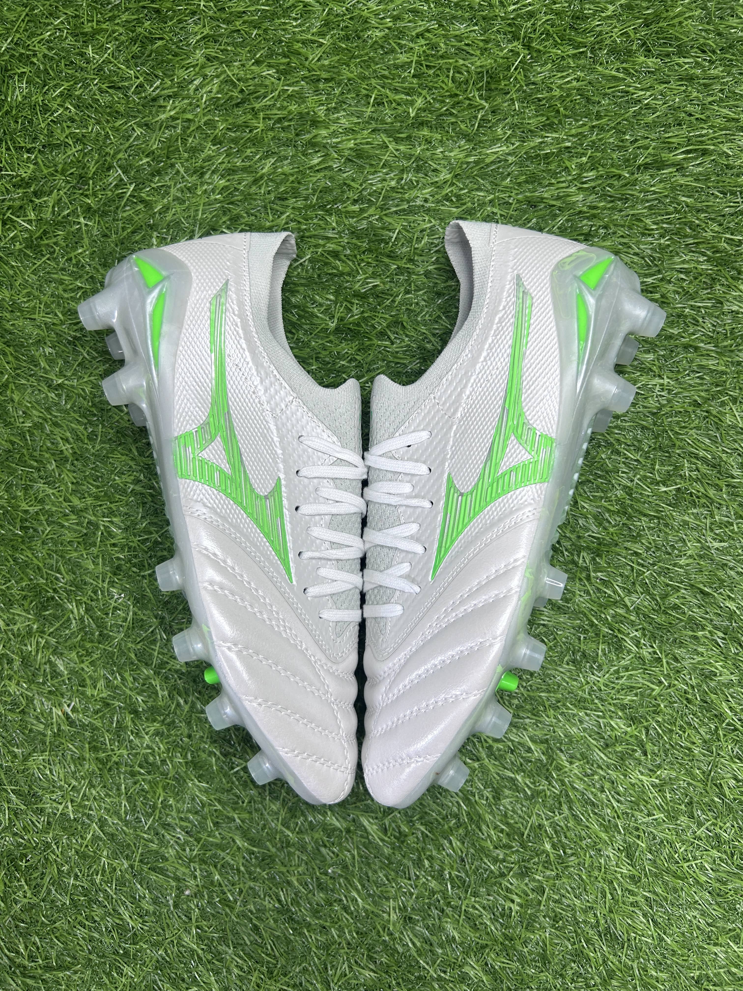 Mizuno White  Green colourway