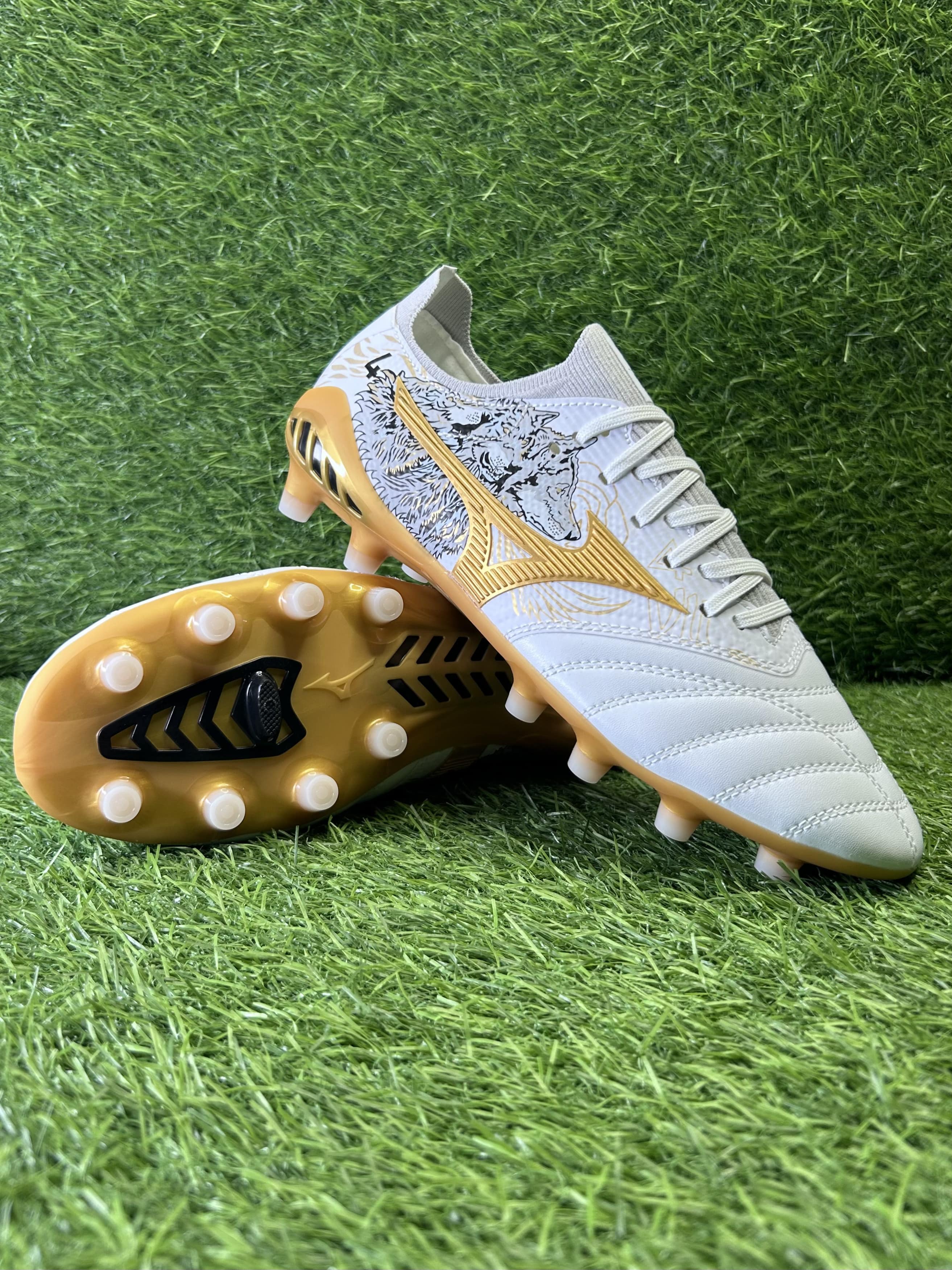 Mizuno White Gold colourway