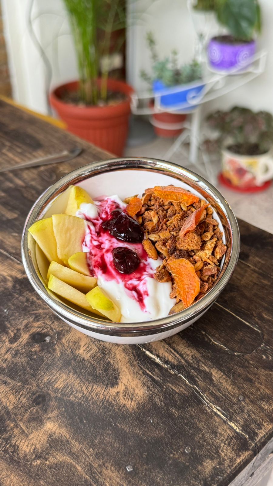 Tazoncito de yoguth con granola y fruta