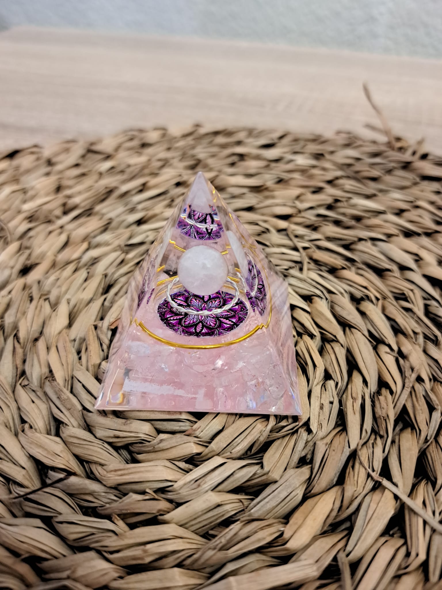 Pirámide de orgonita con cuarzo rosa