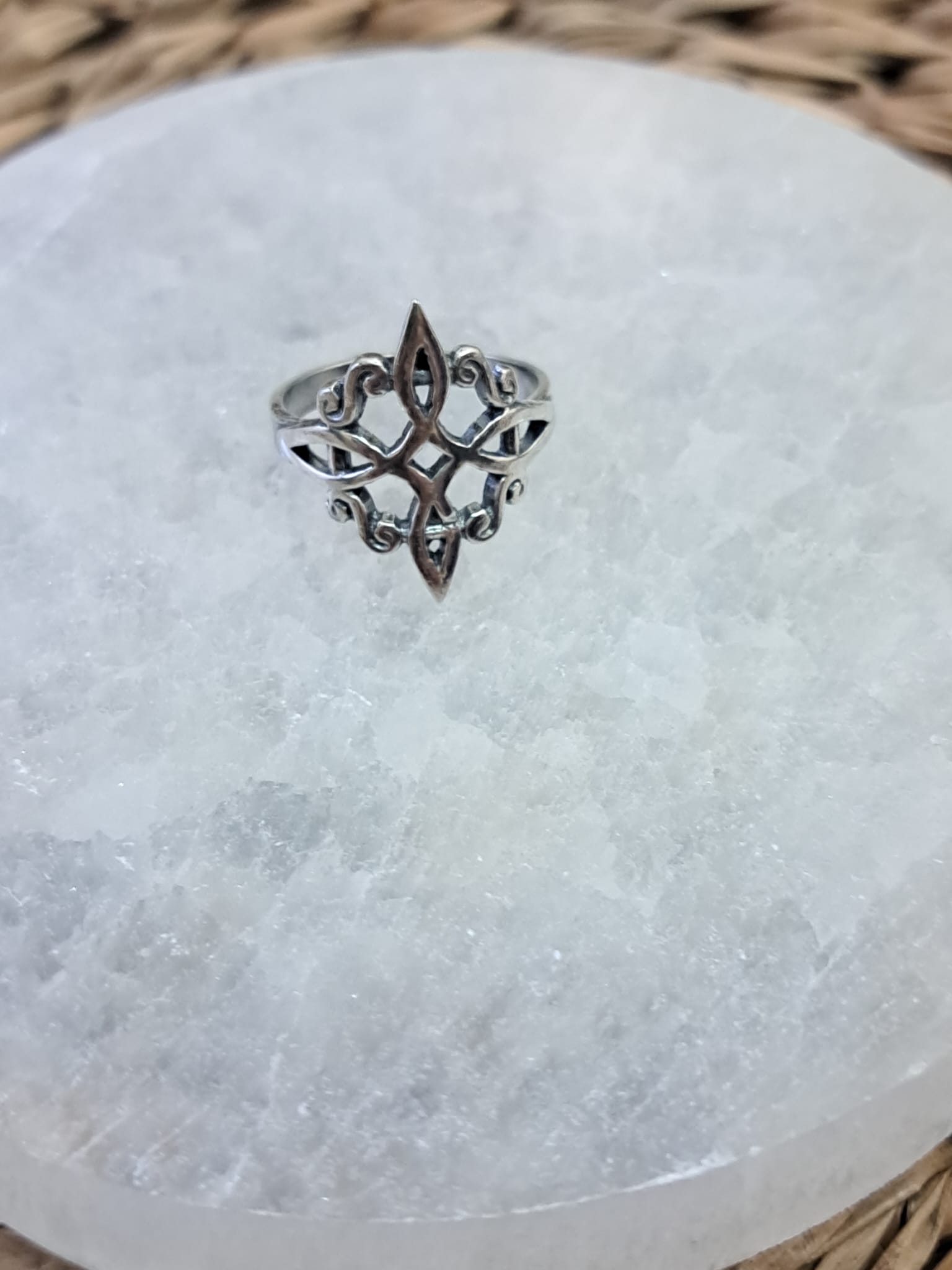 Anillo de plata nudo de bruja 