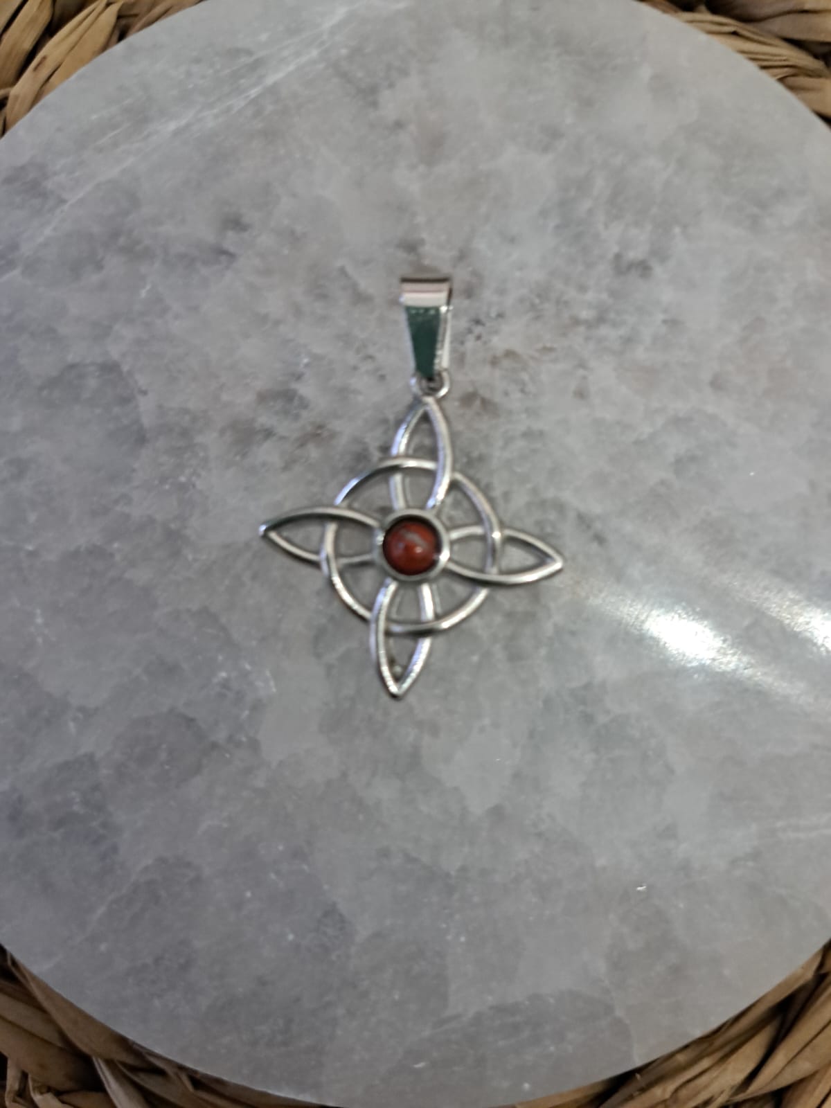 Colgante de nudo de bruja con jaspe rojo