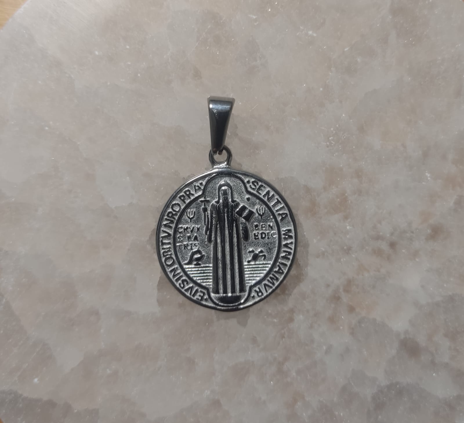 Colgante de medalla de San Benito