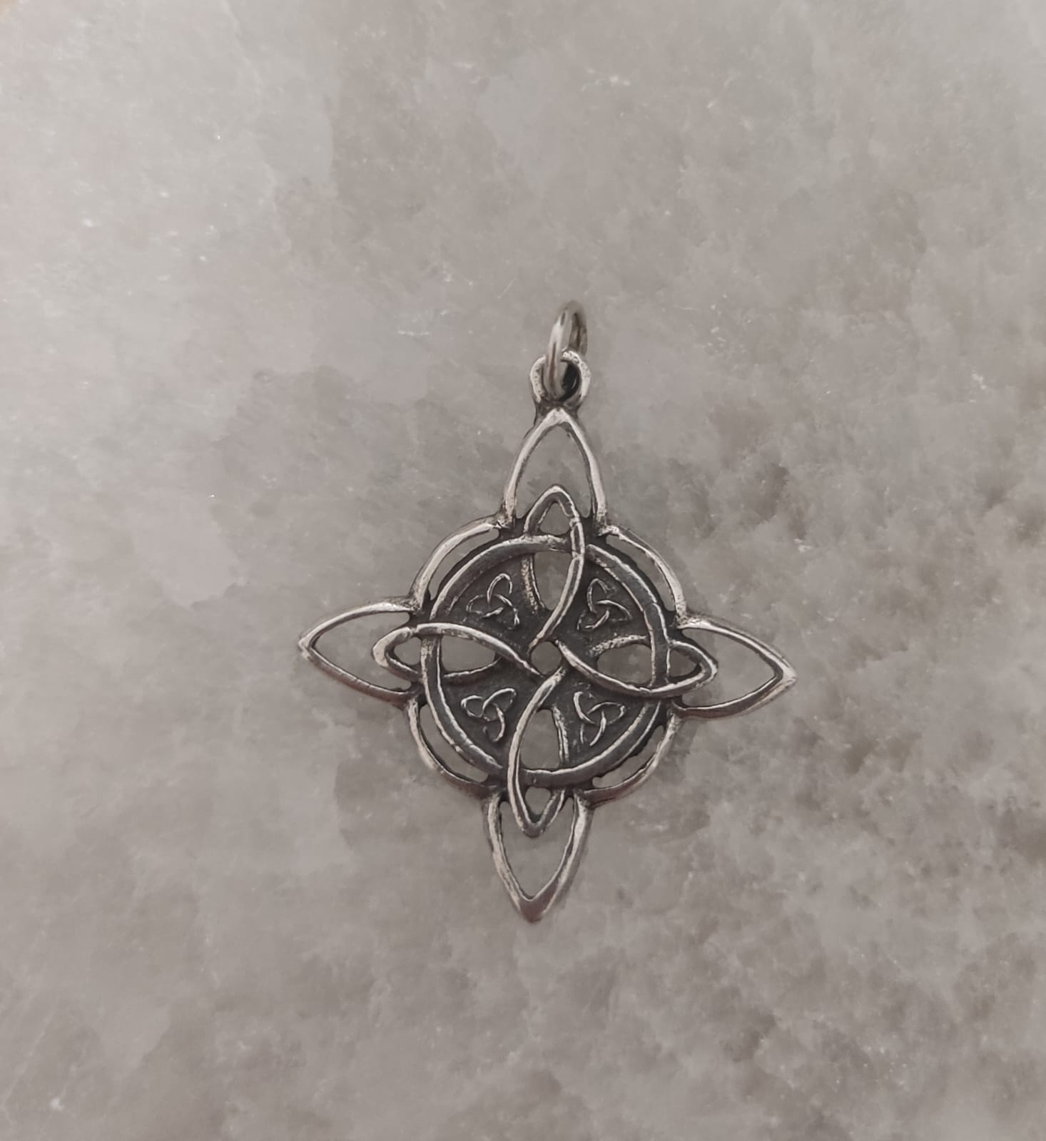 Colgante nudo de bruja plata
