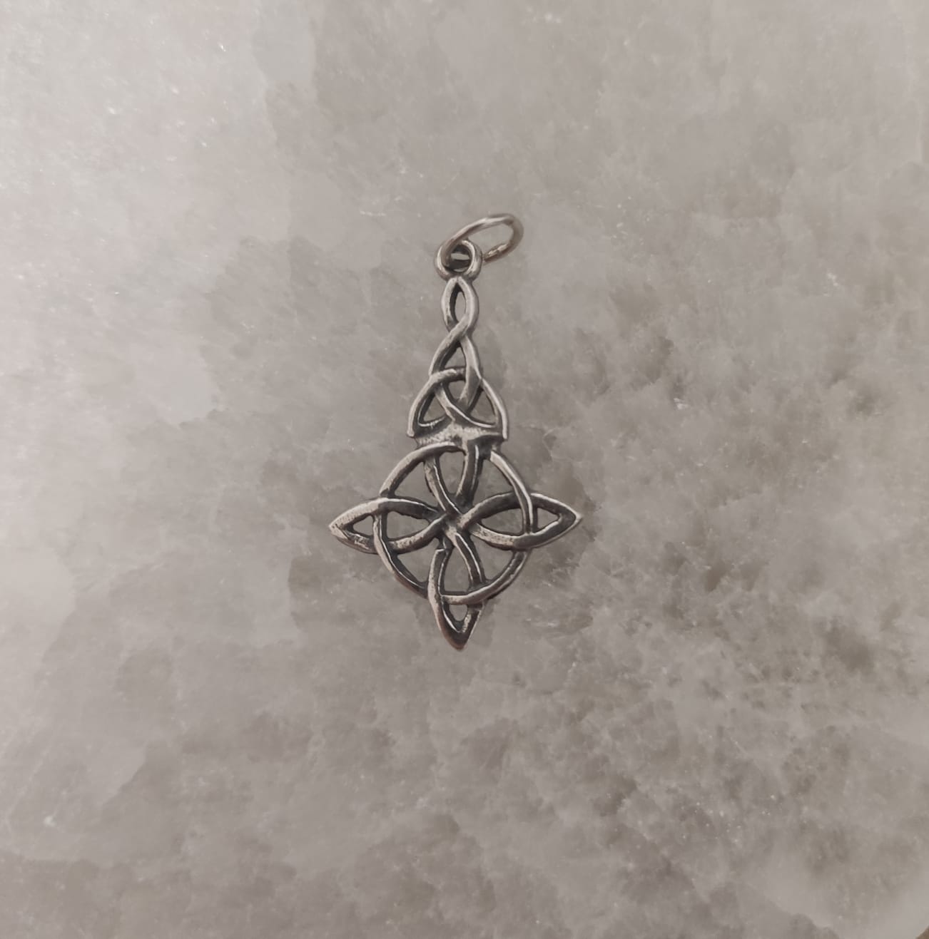 Colgante nudo de bruja plata