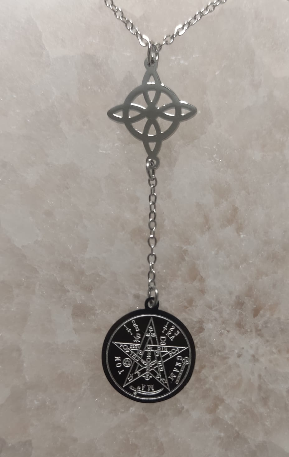 Colgante doble protección nudo de bruja y tetragramatón