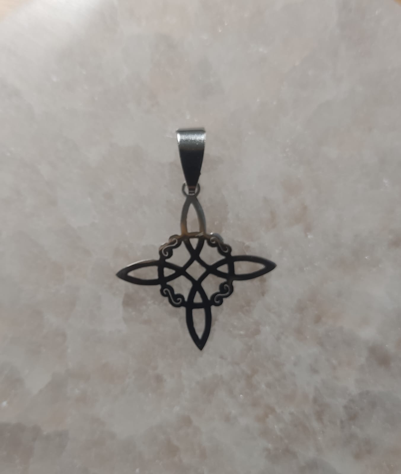 Colgante de acero nudo de bruja 