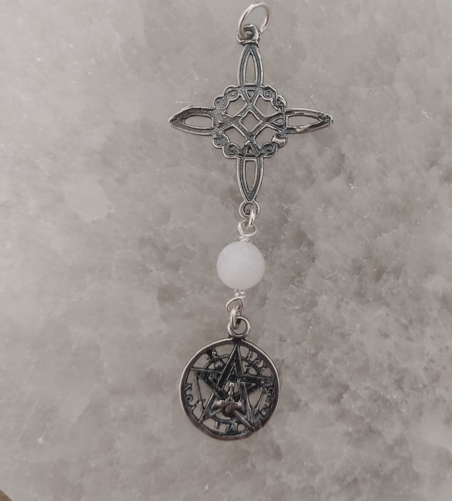 Colgante doble protección nudo de bruja y tetragramatón