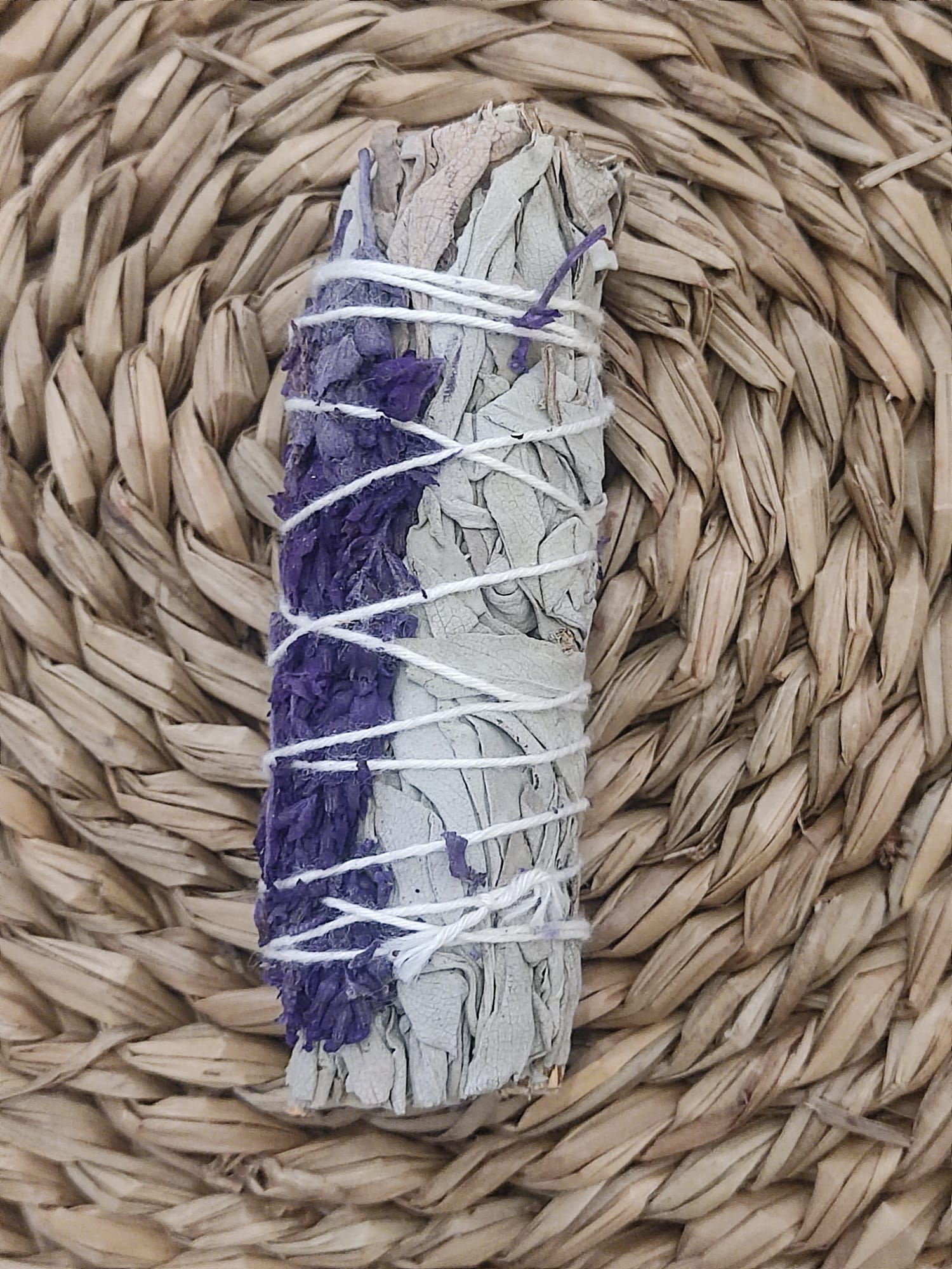 Atado de salvia blanca y lavanda