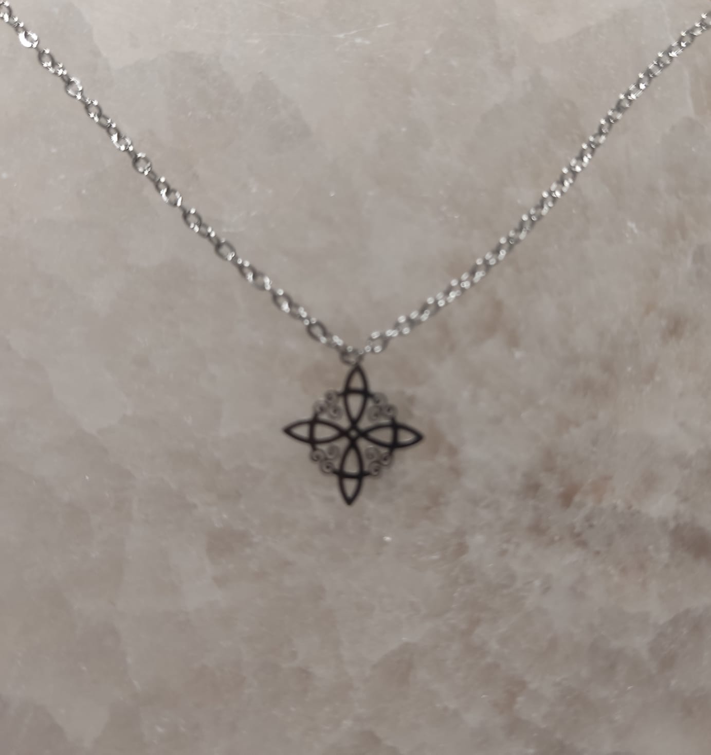 Collar nudo de bruja 
