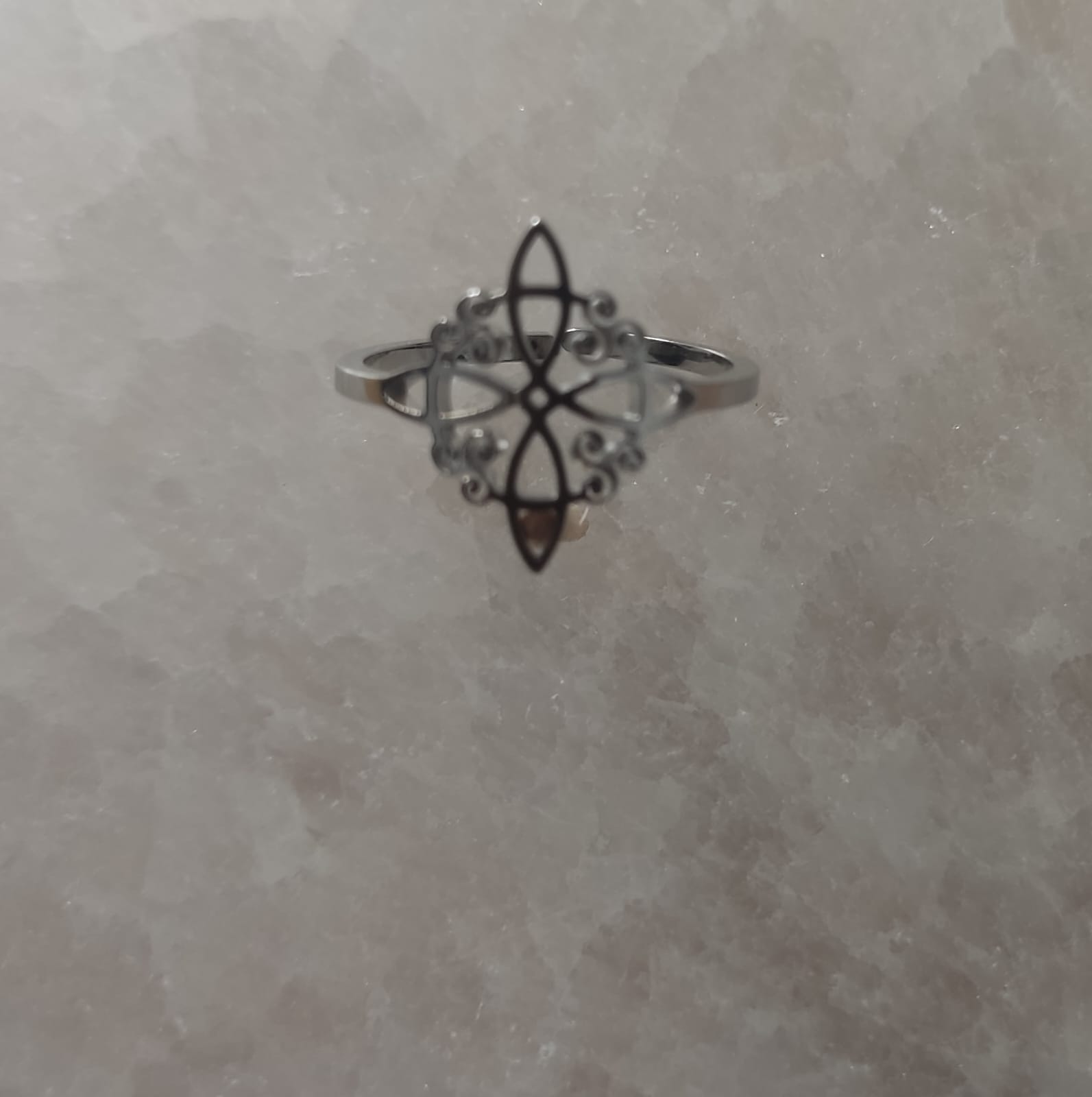 Anillo de nudo de bruja