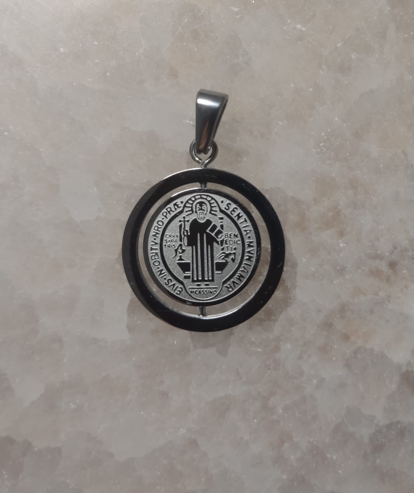 Colgante medalla de San Benito