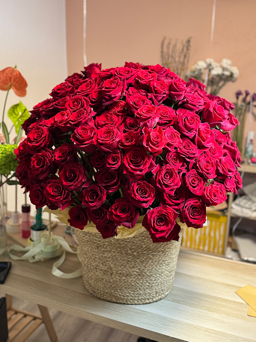 Cesta de rosas vermelhas