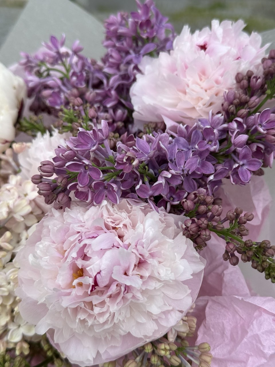 Bouquet Romântico de Peónias e Lilás