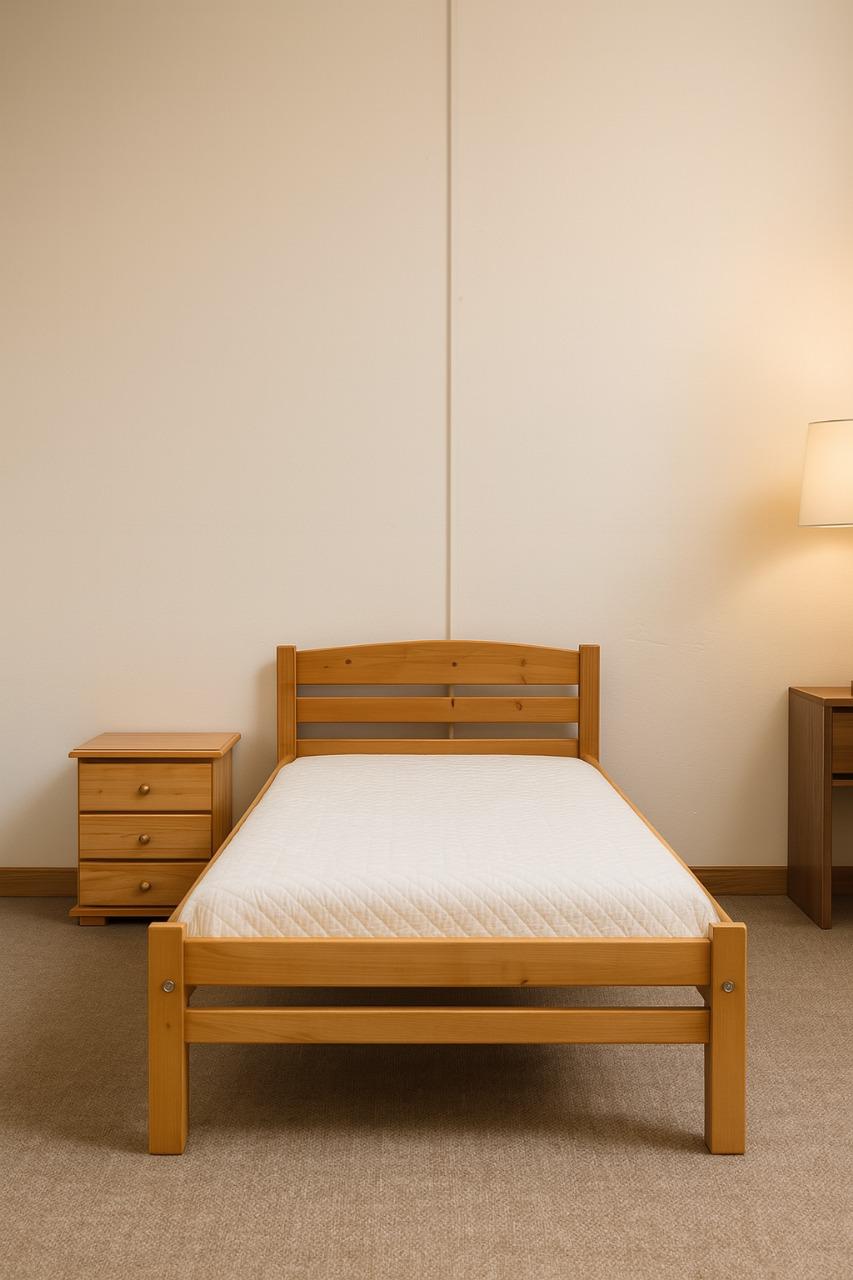 Cama Pino: 1.00 - 1.20 * 1.90 Mtr + Nochero